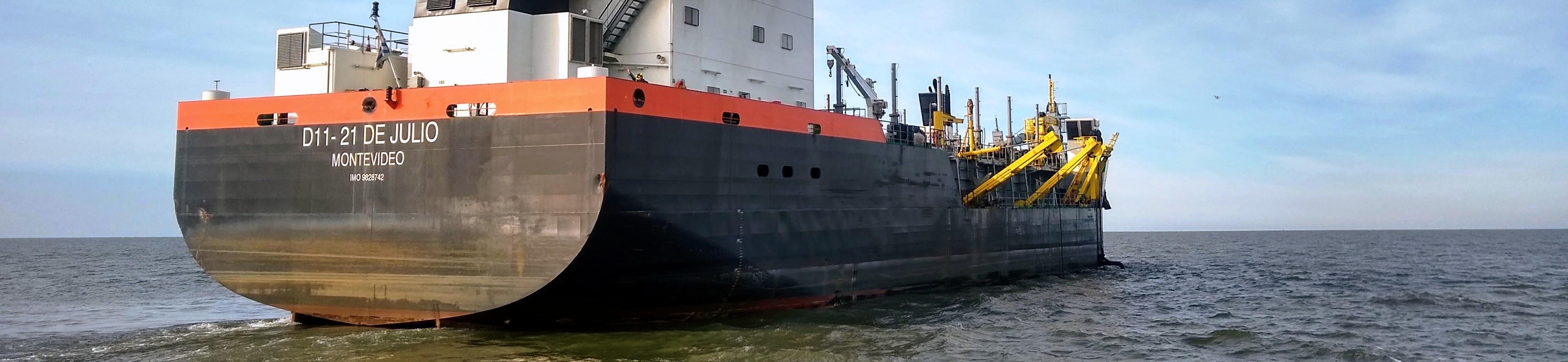 barco dragador pientado de negro y naranja con cielo celeste