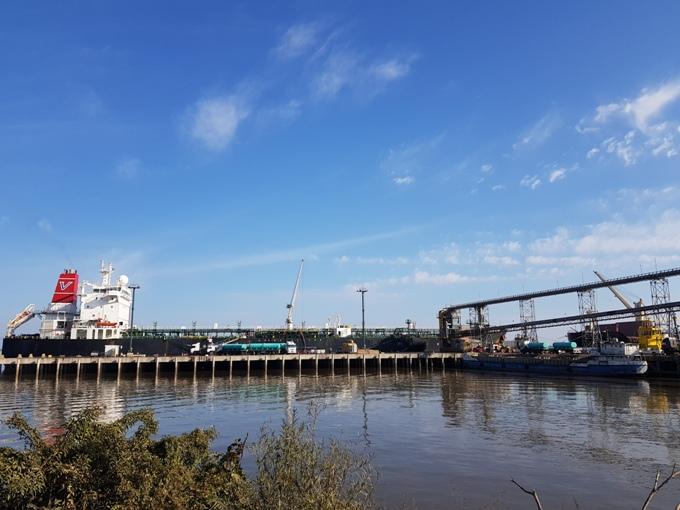 Puerto de Nueva Palmira: descarga y trasbordo de fertilizante.