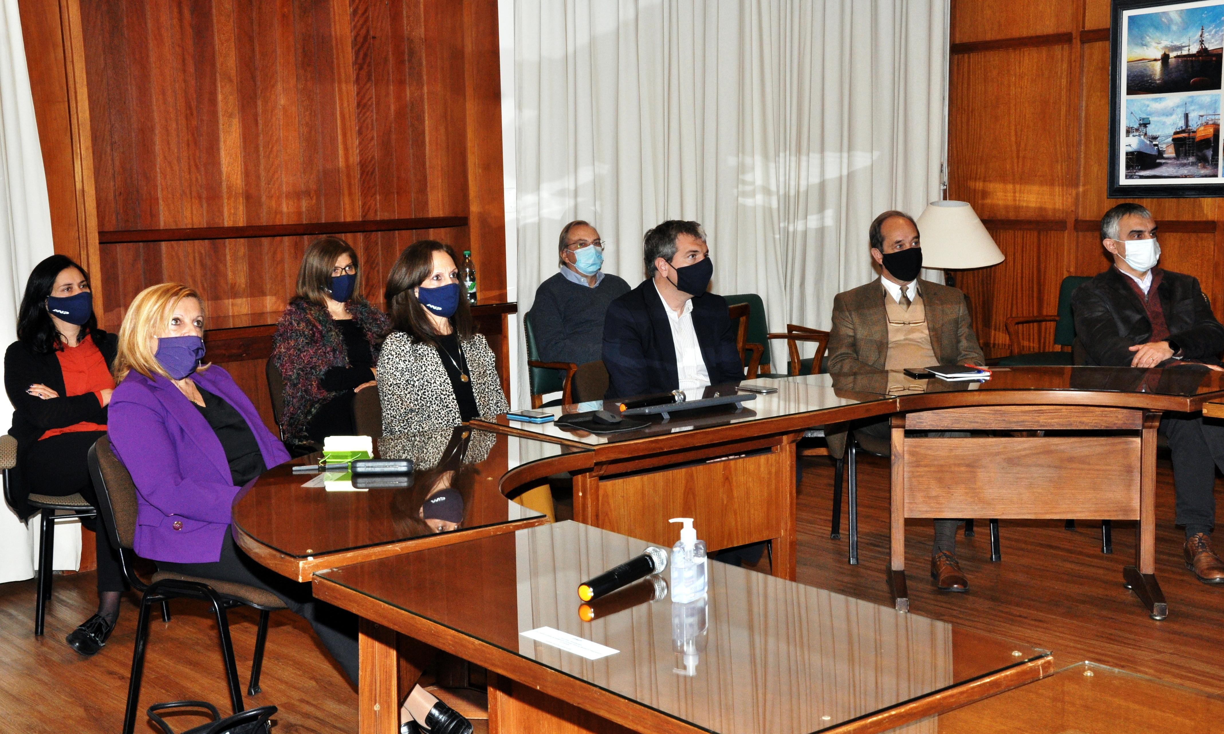 Directorio y autoridades de la Administración Nacional de Puertos observan videoconferencia del Presidente de la República.