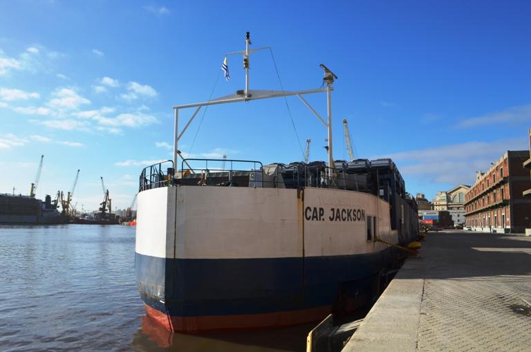 Desde el muelle: Cap.Jackson” (Ex.Sandra”).