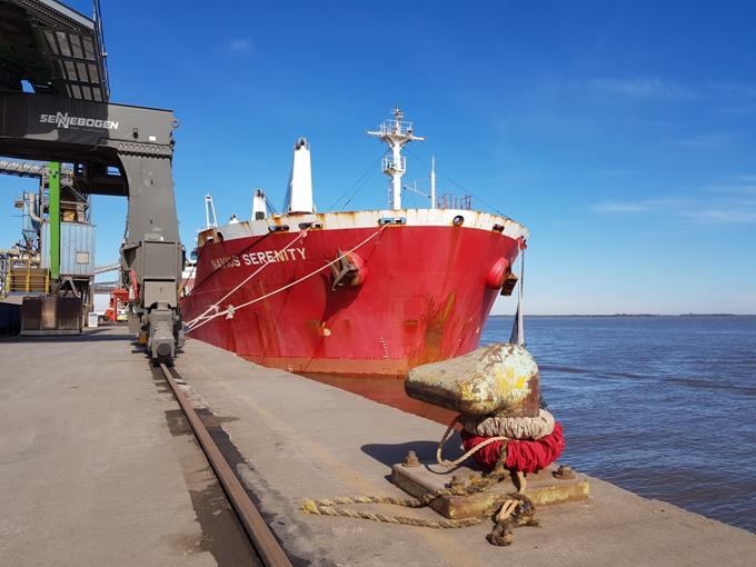 Puerto de Nueva Palmira: Navios Serenity descarga fertilizante.