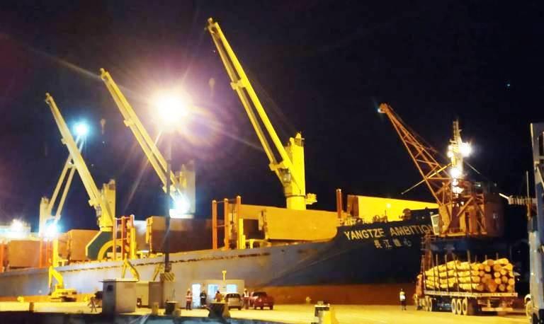 Puerto de Fray Bentos: MV YangTze Ambition.