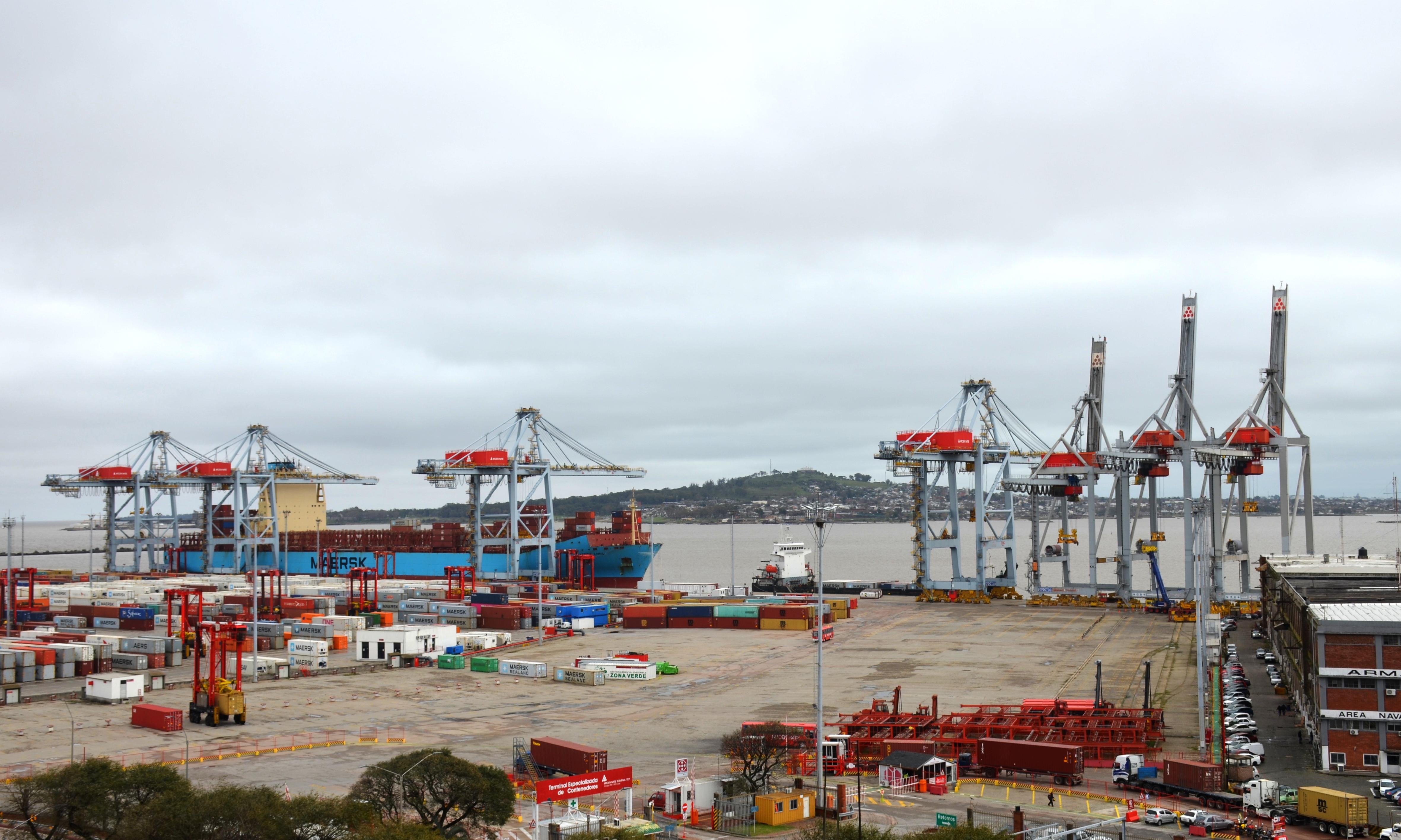  “GF Paysandú” y Maersk Lima operando en Muelle Escala” .
