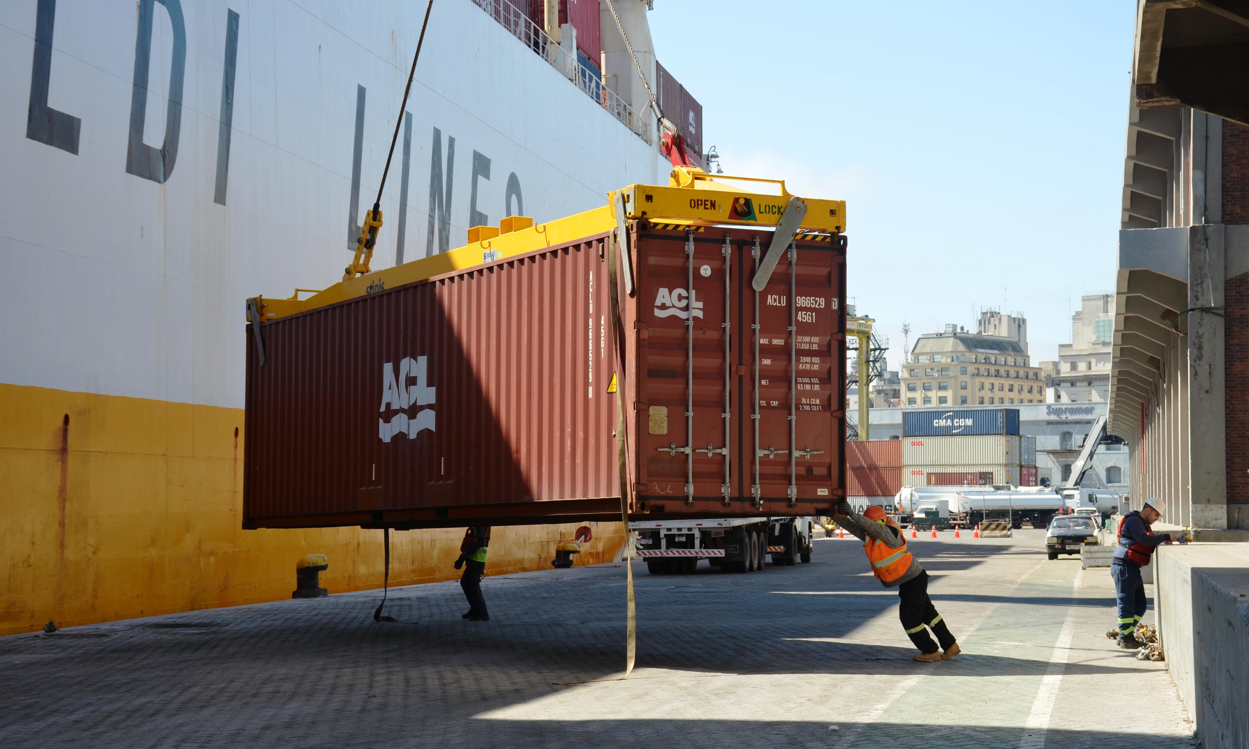 Grande Argentina descarga contenedores.