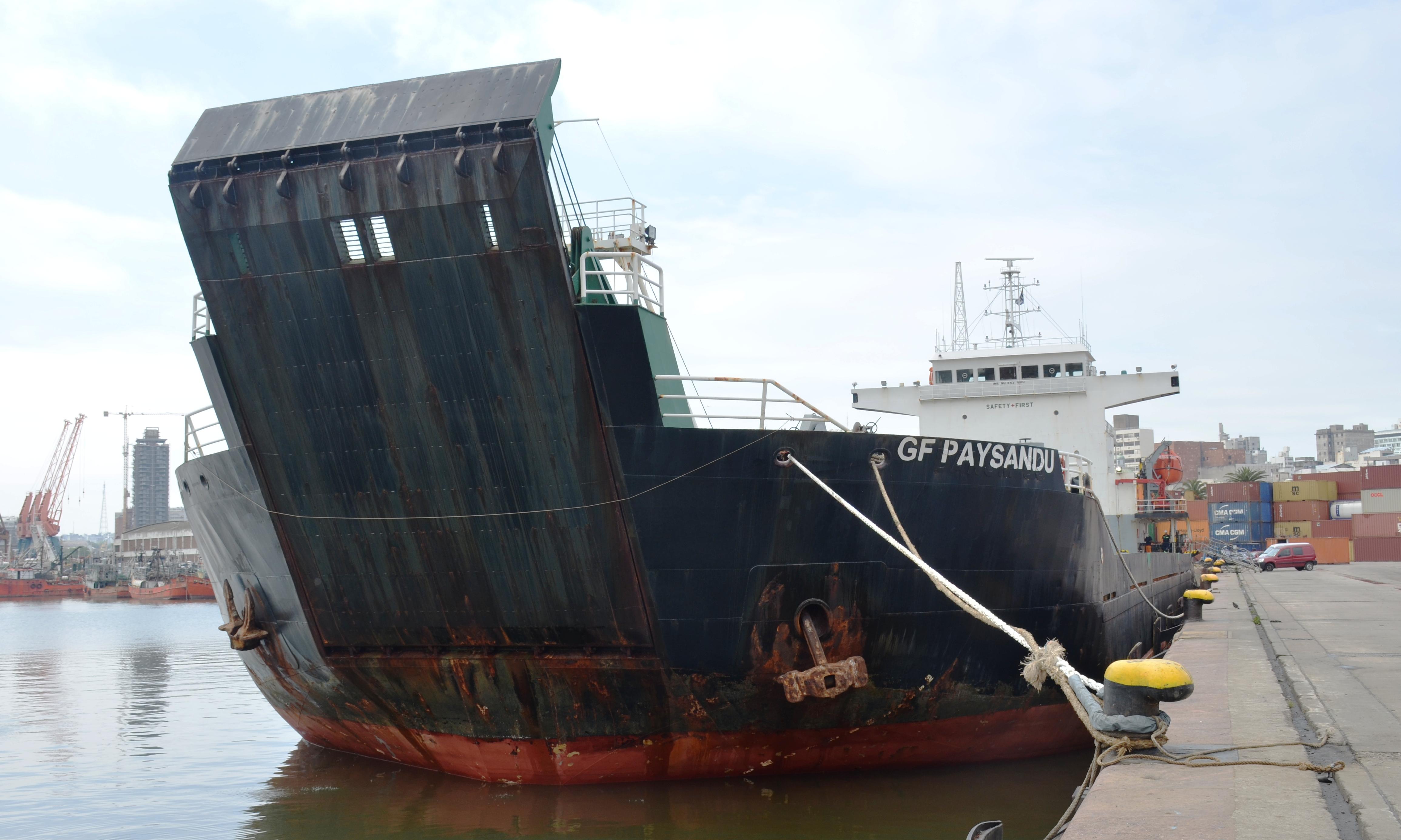 Vista de proa del GF Paysandú atracado en puestos 8 y 9.