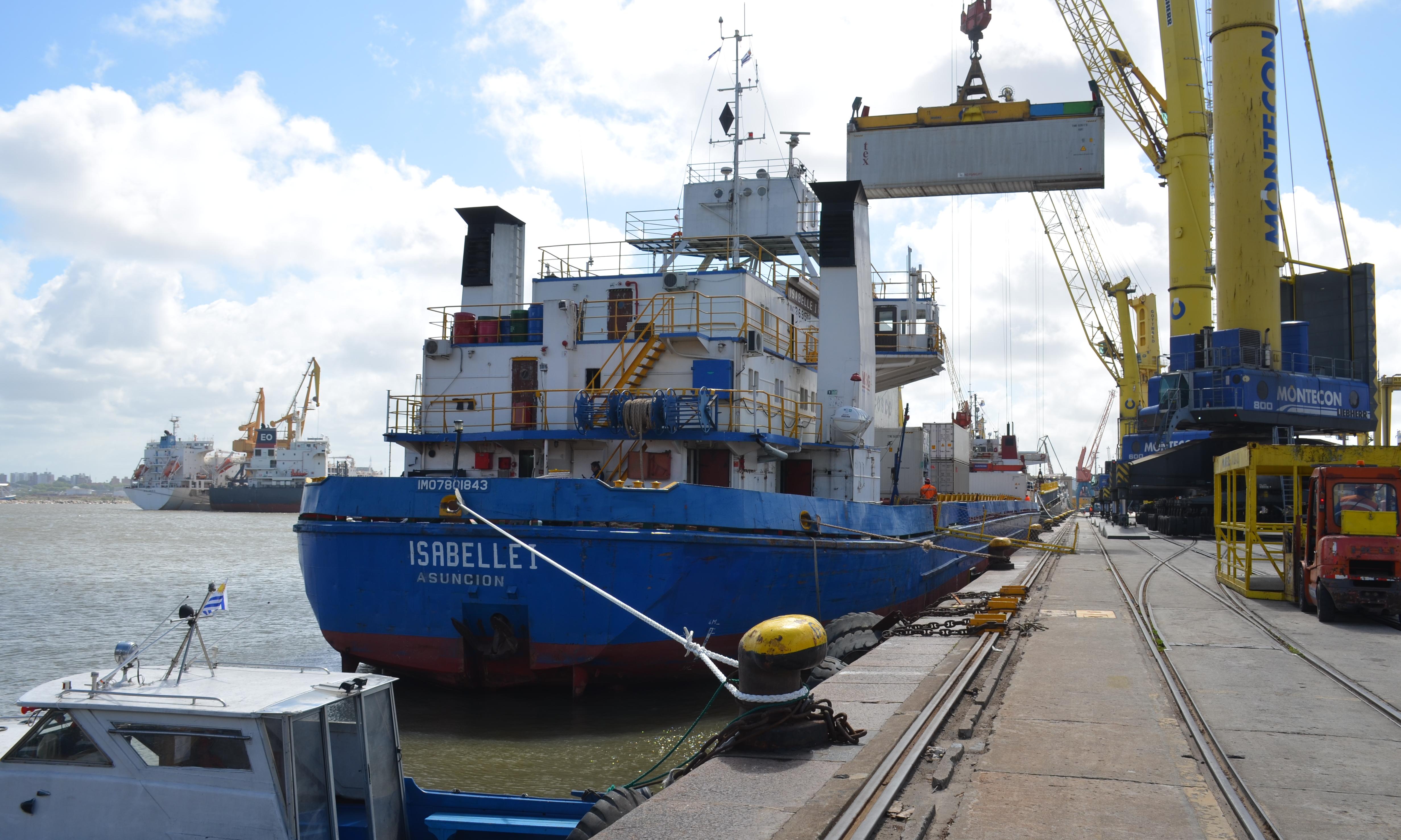 Buque de cabotaje Isabelle I carga contenedores.