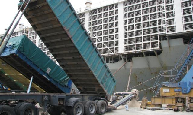 Carga de ración para ganado.