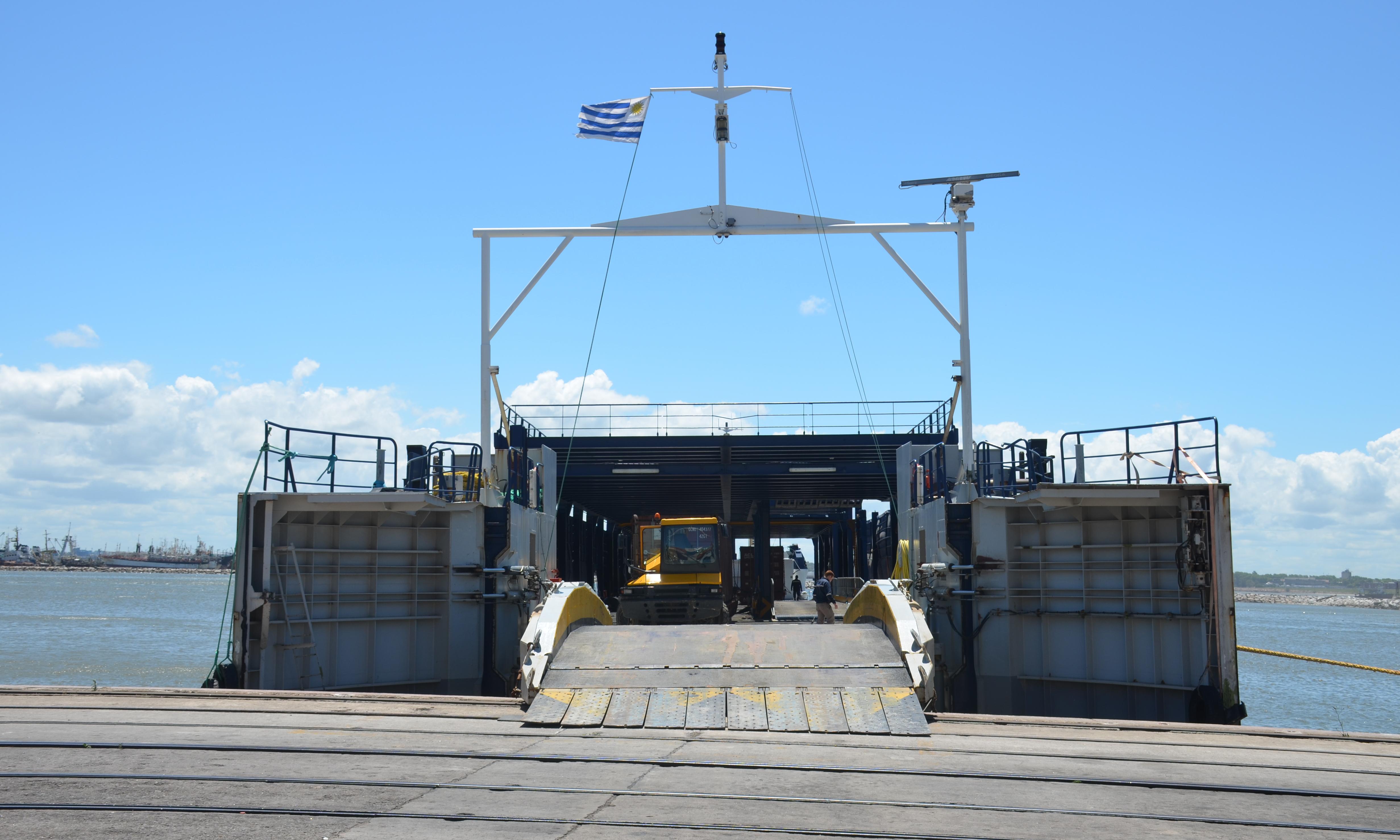 Popa del buque Cap Jackson en la que que ingresa una carretilla pesada cargando un contenedor