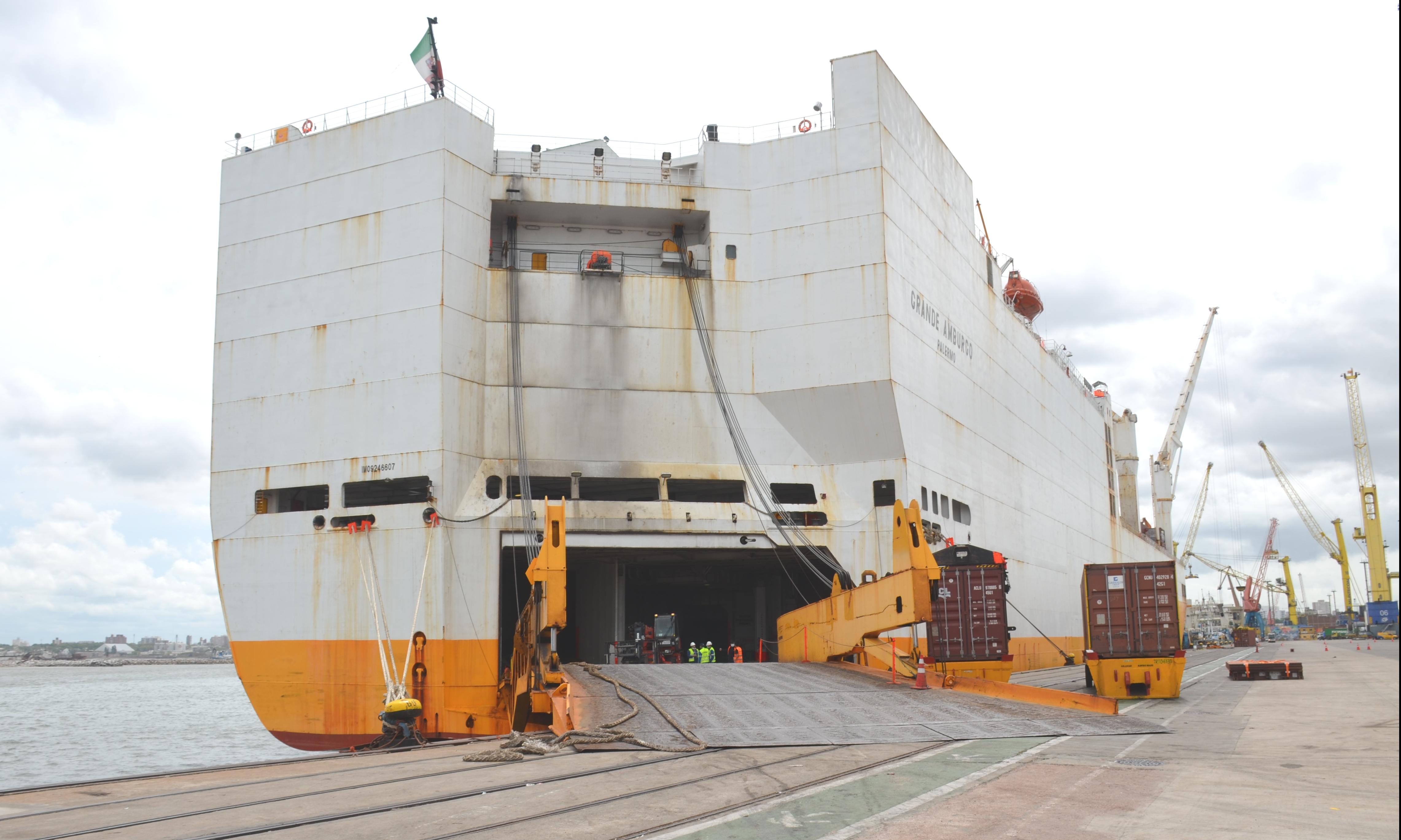 Buque ro-ro Grande Amburgo plancha de acceso a popa