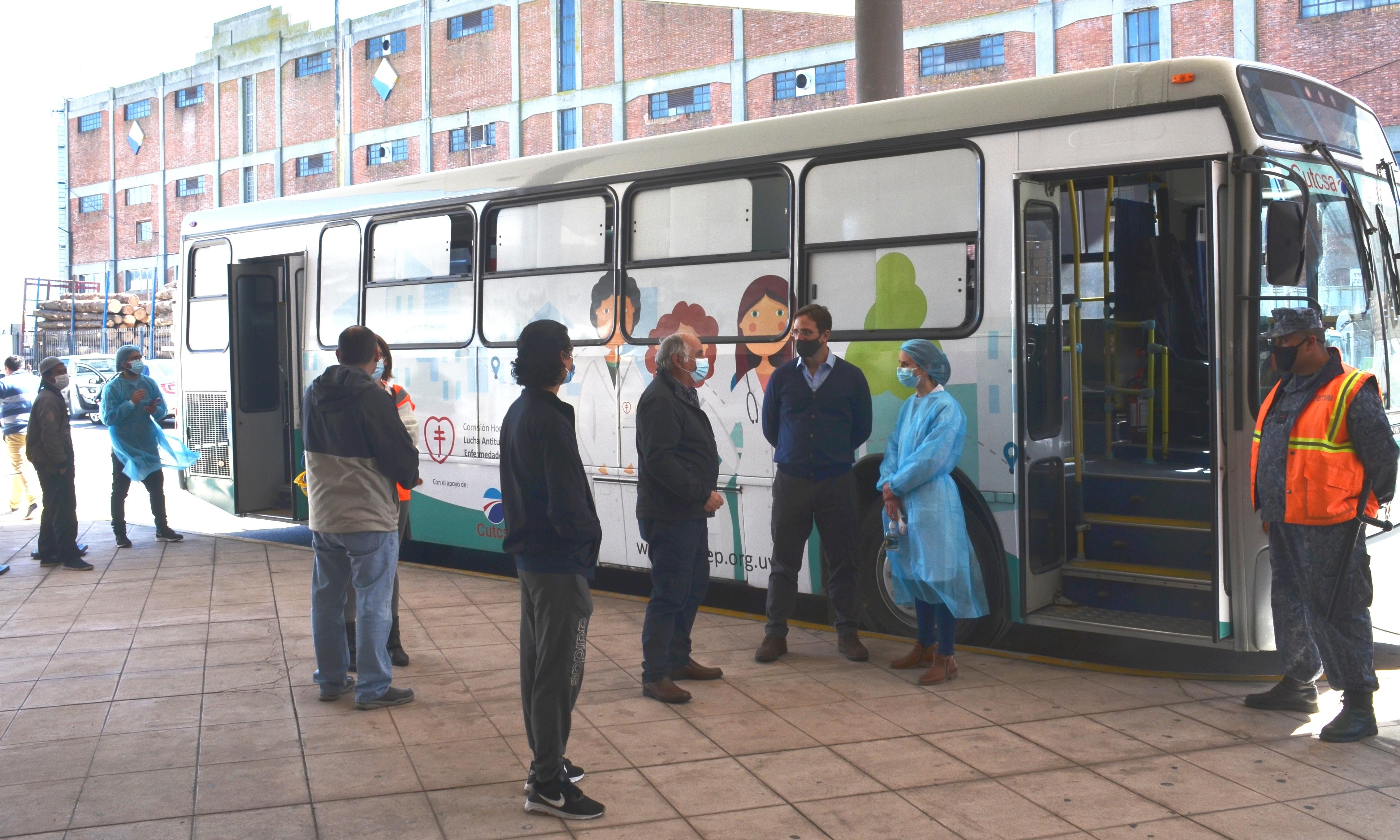 Vacunación contra SARSCOV2 en el puerto de Montevideo.