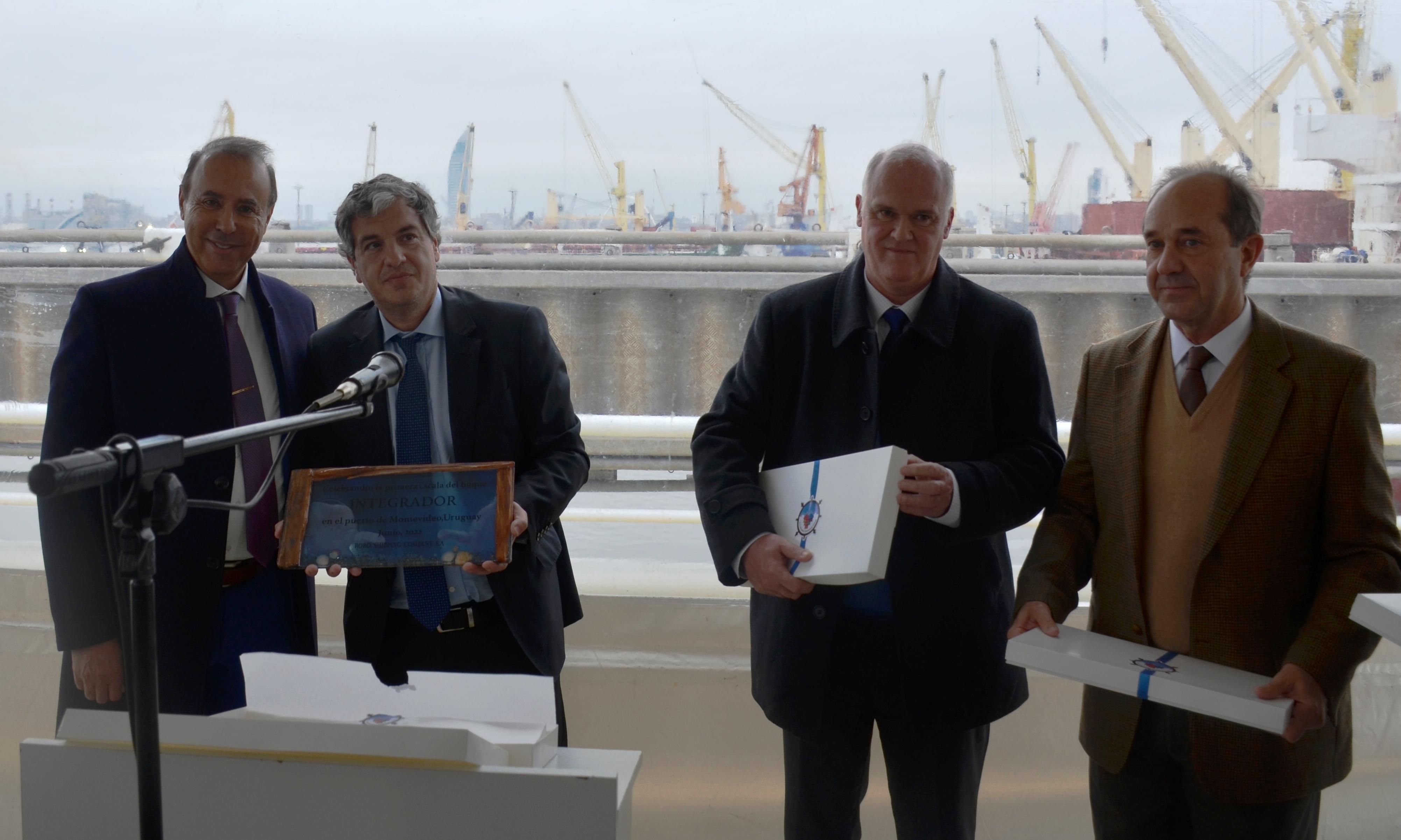 Autoridades en la presentación del buque Integrador