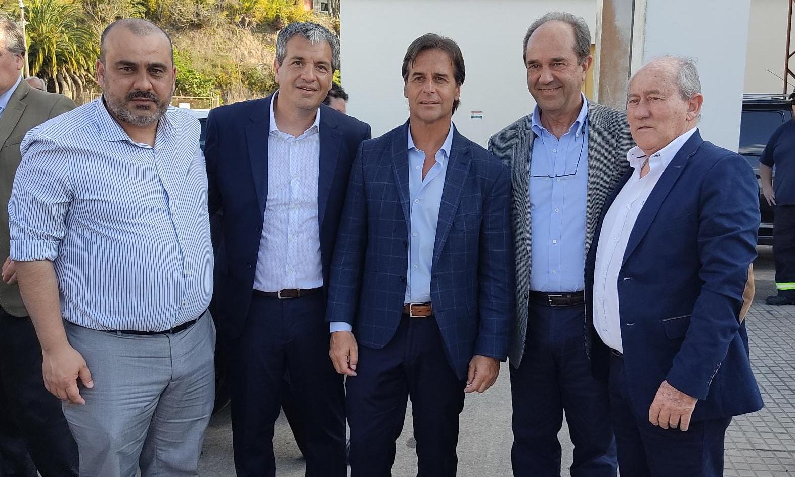 Autoridades en el puerto de Fray Bentos.