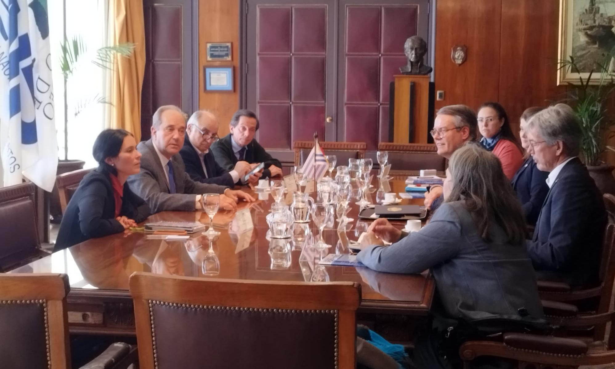 Delegación alemana es recibida en sala de directorio de ANP.