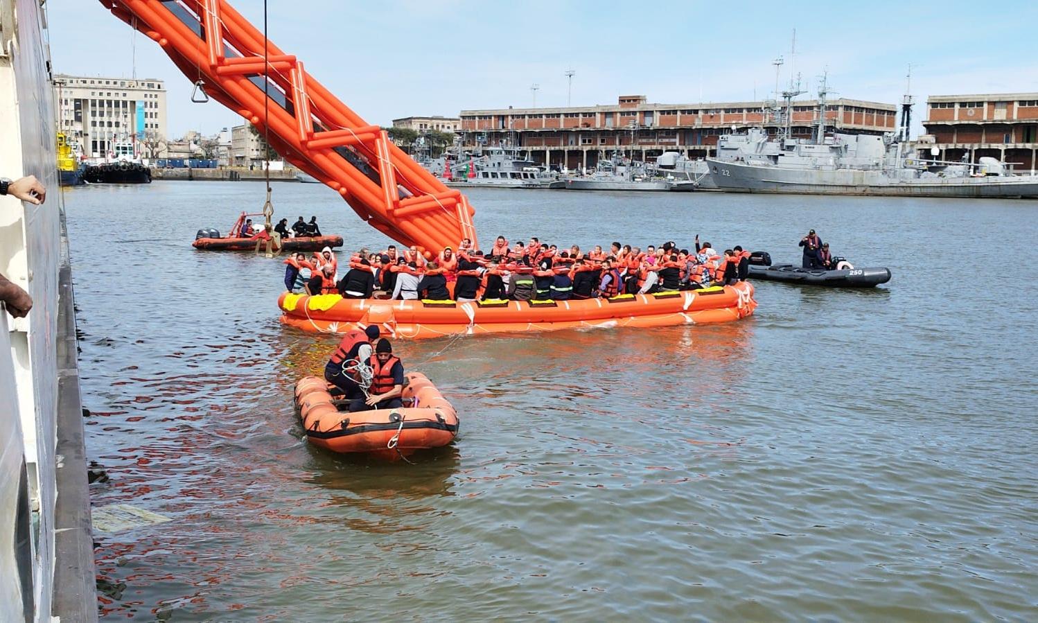 Ejercicio de abandono de buque en la Dársena Fluvial