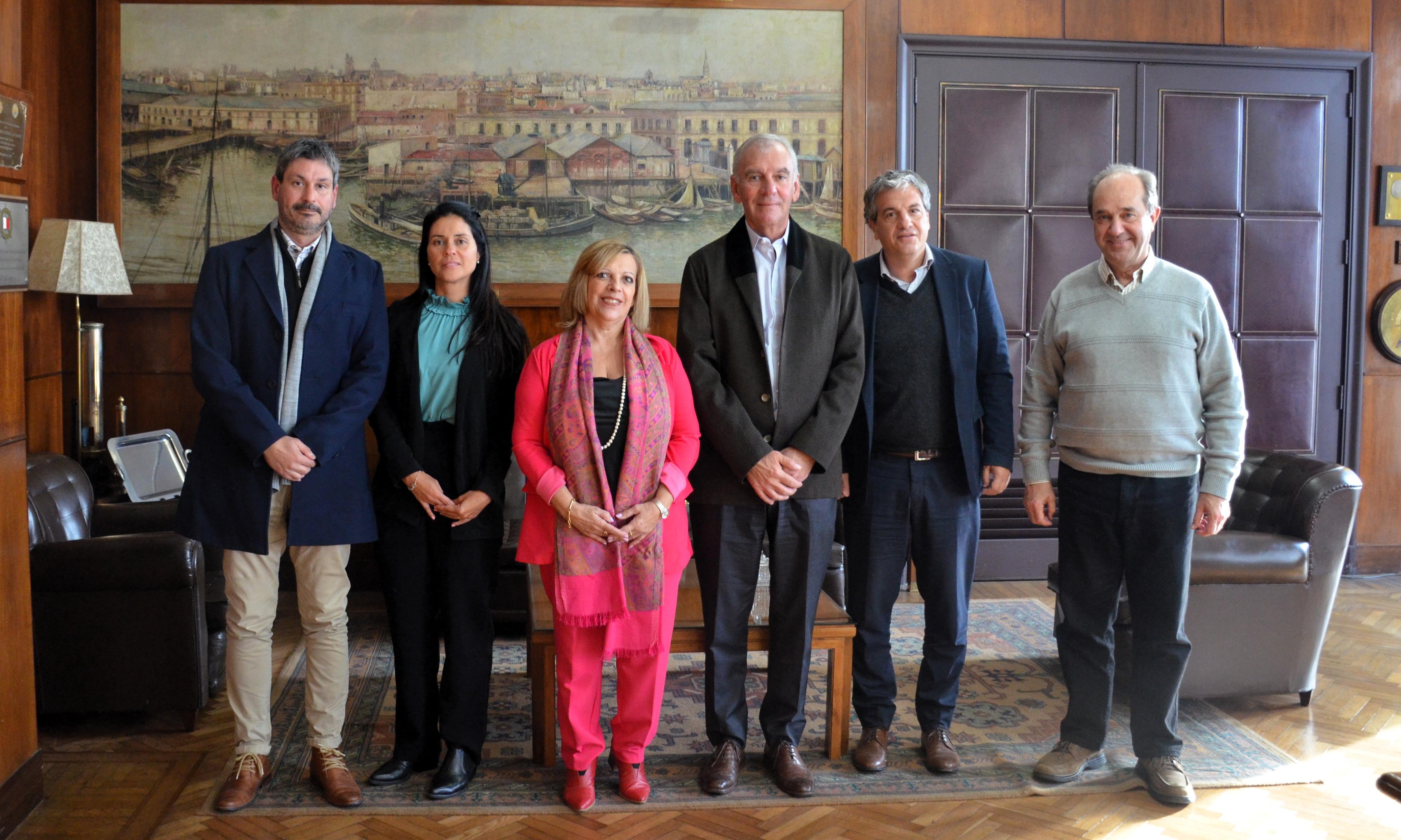 Autoridades del puerto Santa Fé en Montevideo