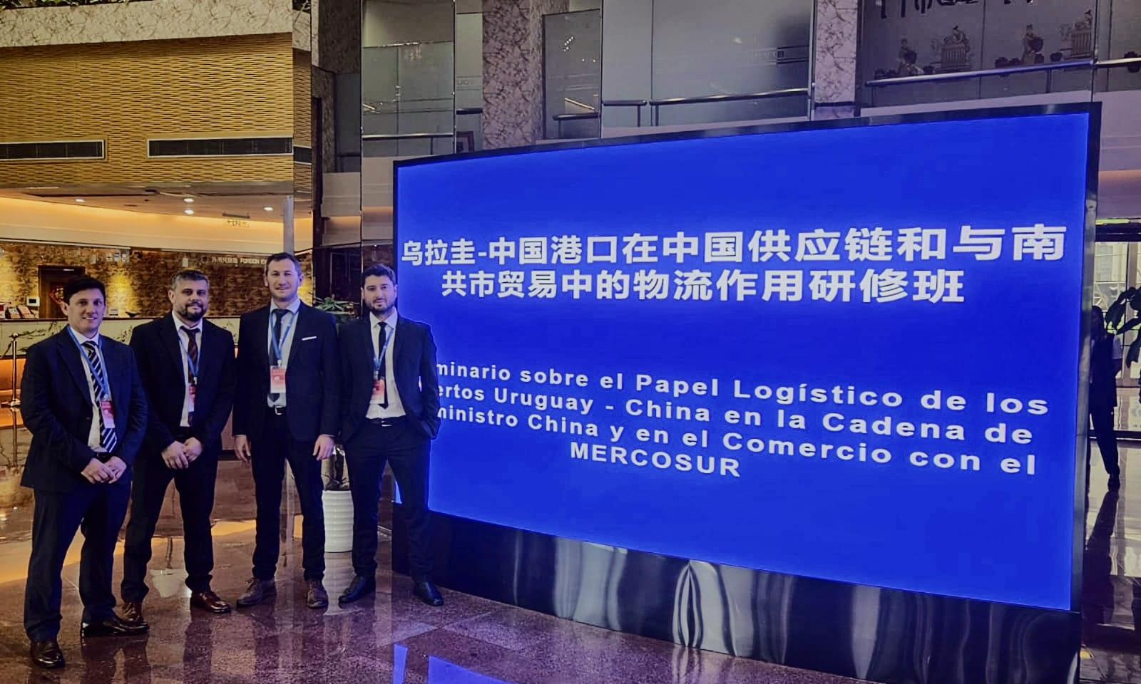 Por ANP participan el subgerente del Área Gestión Admin. Financiera, Sebastián Guelvenzu, el subgerente del Área Secretaría Gral., Marcelo Benvenutto, el subgerente del Área Sist. Nacional de Puertos, Gonzalo Tagliaferro y el subjefe de División Comunicación, Gabriel Popovits.