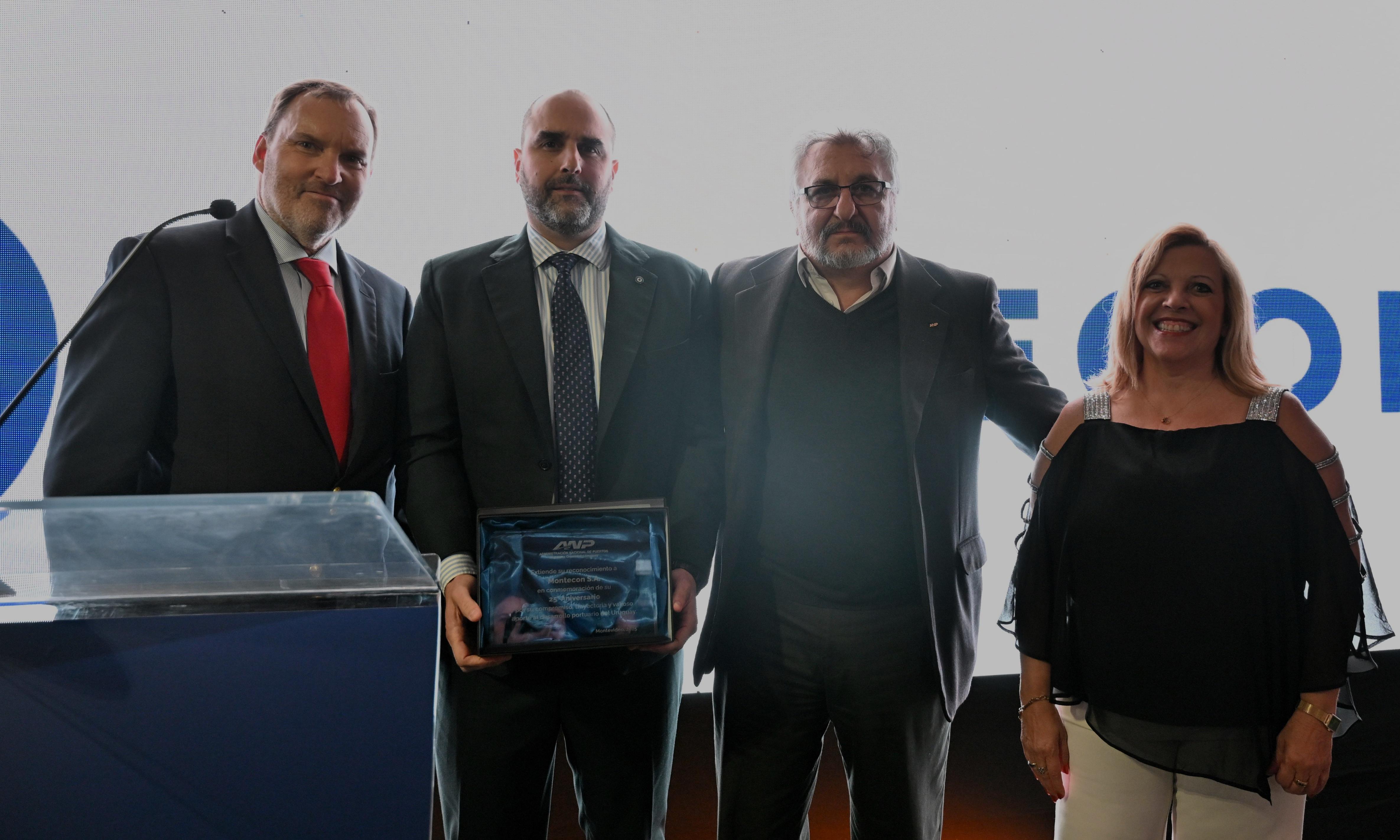 ANP hizo entrega a las autoridades de Montecon de una placa conmemorativa por su 25° Aniversario. Recibieron el presidente del grupo Ultramar, Richard von Append y el gerente general de Montecon, Martín Gonzalez