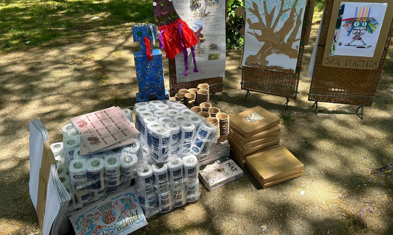 Papeles reciclados en patio de jardín de infantes en Capurro