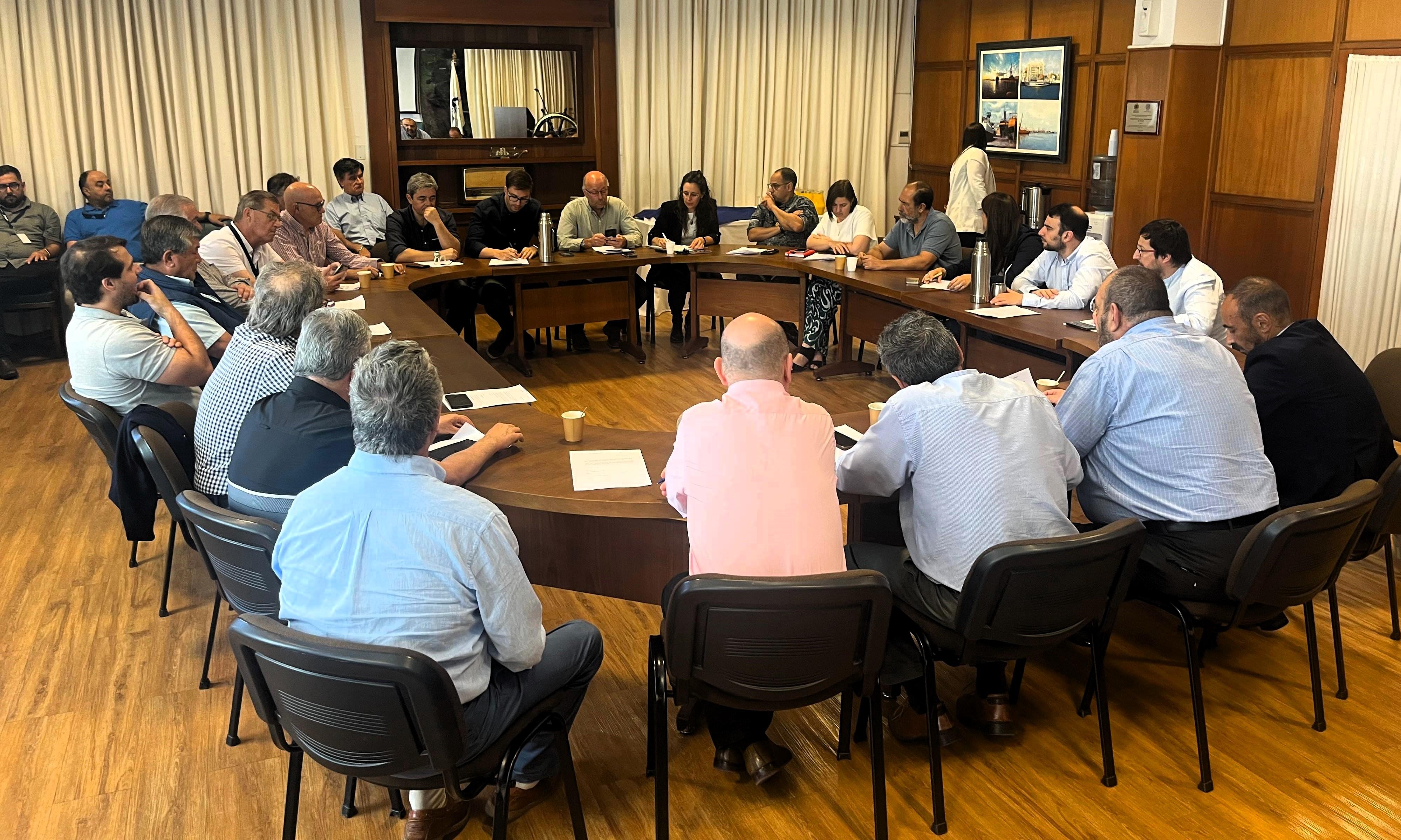 mesa redonda con más de 20 personas -de ambos sexos- sentadas