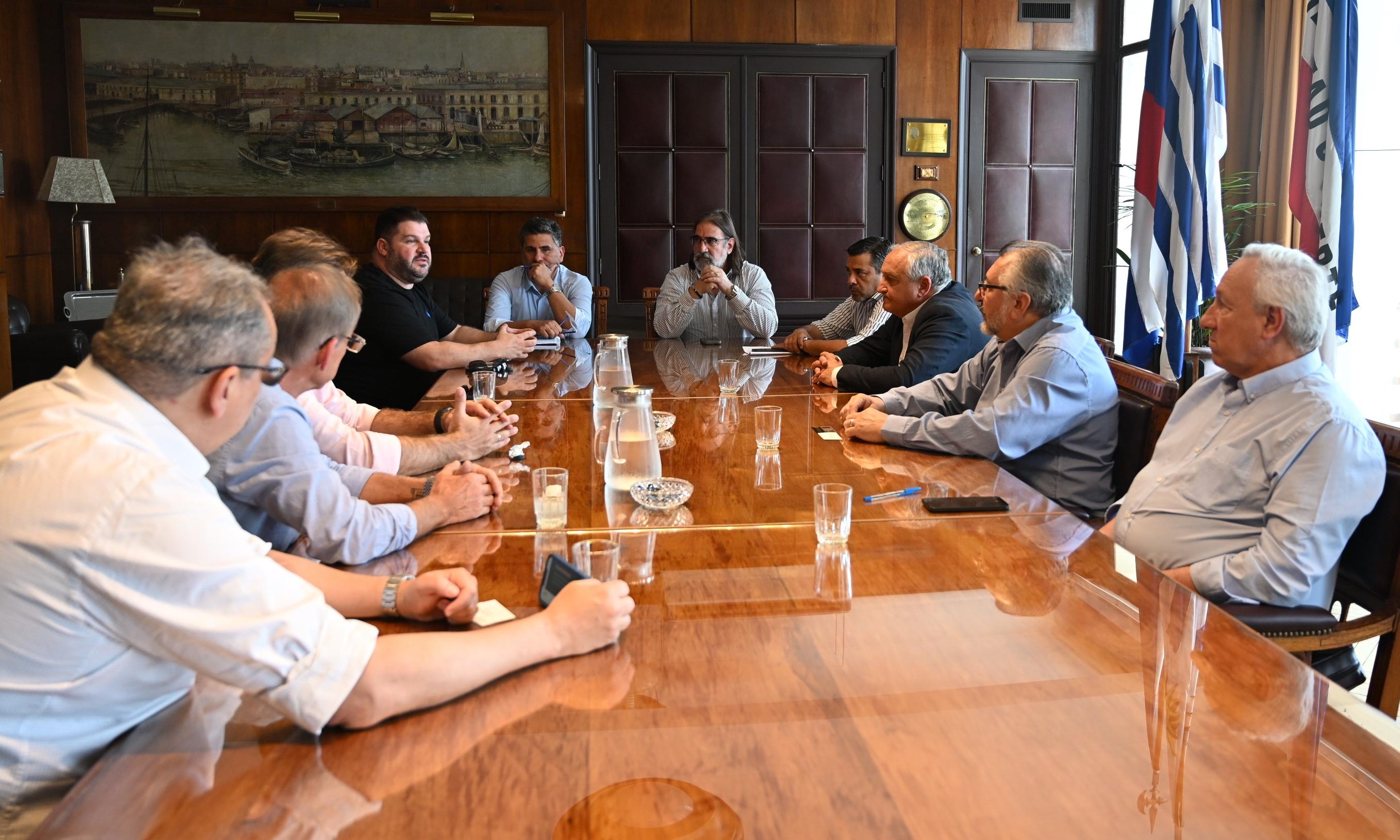 personas sentadas alrededor de una mesa
