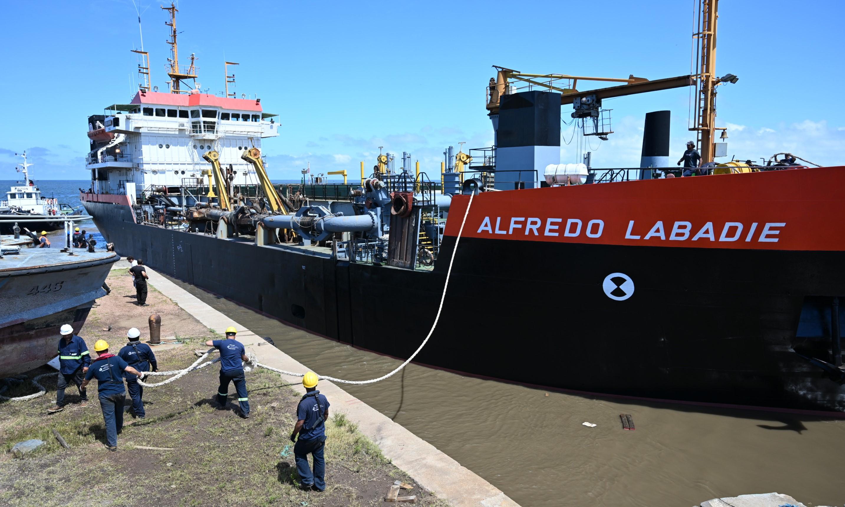 buque con amarras al dique