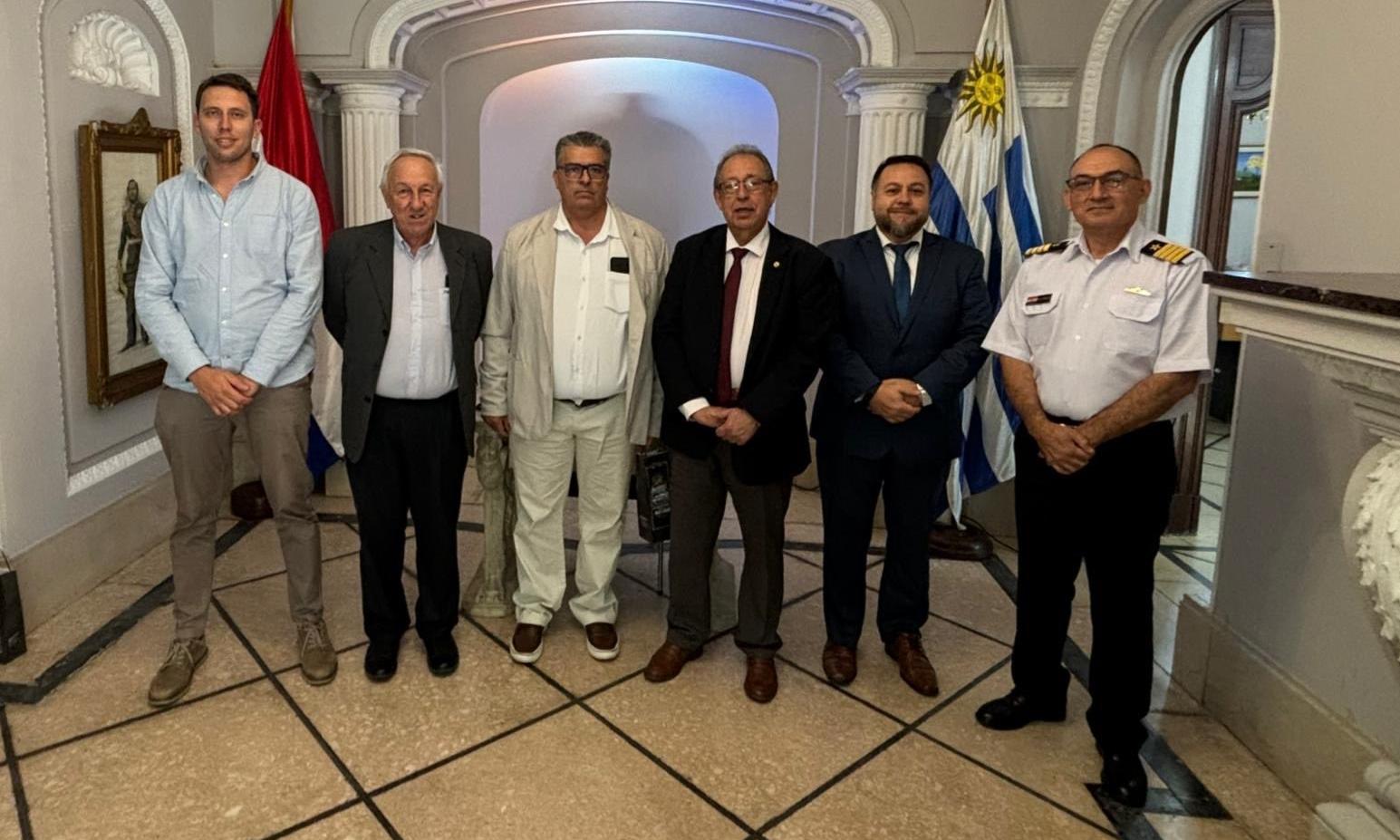 Reunión con la Embajada de Paraguay en Uruguay, seis personas de pie