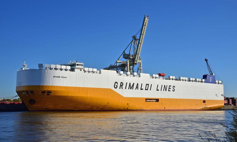 buque ro ro amarillo y blanco