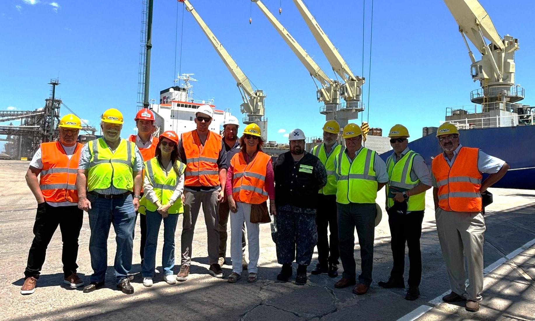 Personas de pie en el puerto de nueva palmira