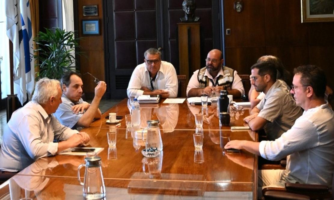 personas sentadas alrededor de una mesa