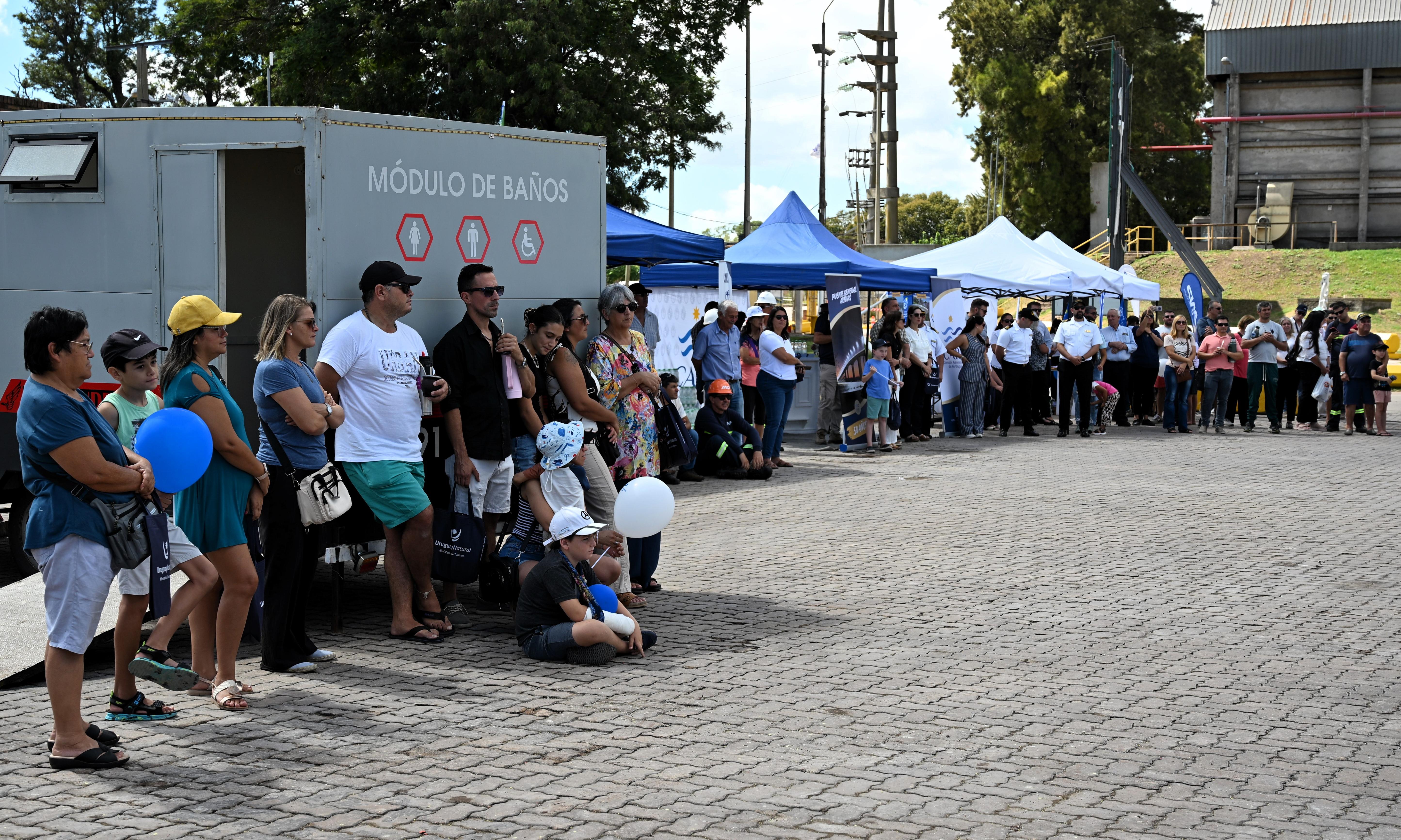 Público en el puerto de Nueva Palmira