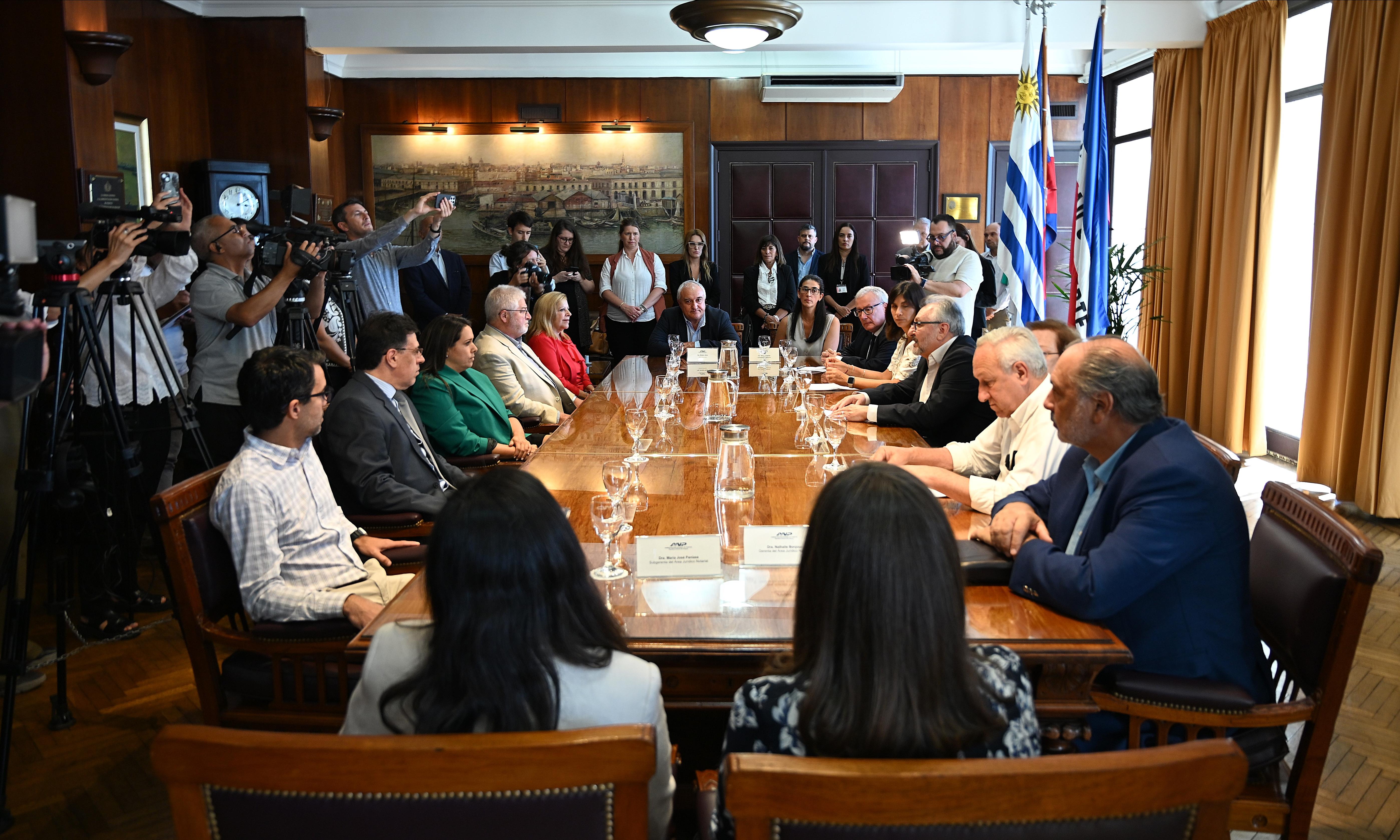 personas sentadas alrededor de una mesa