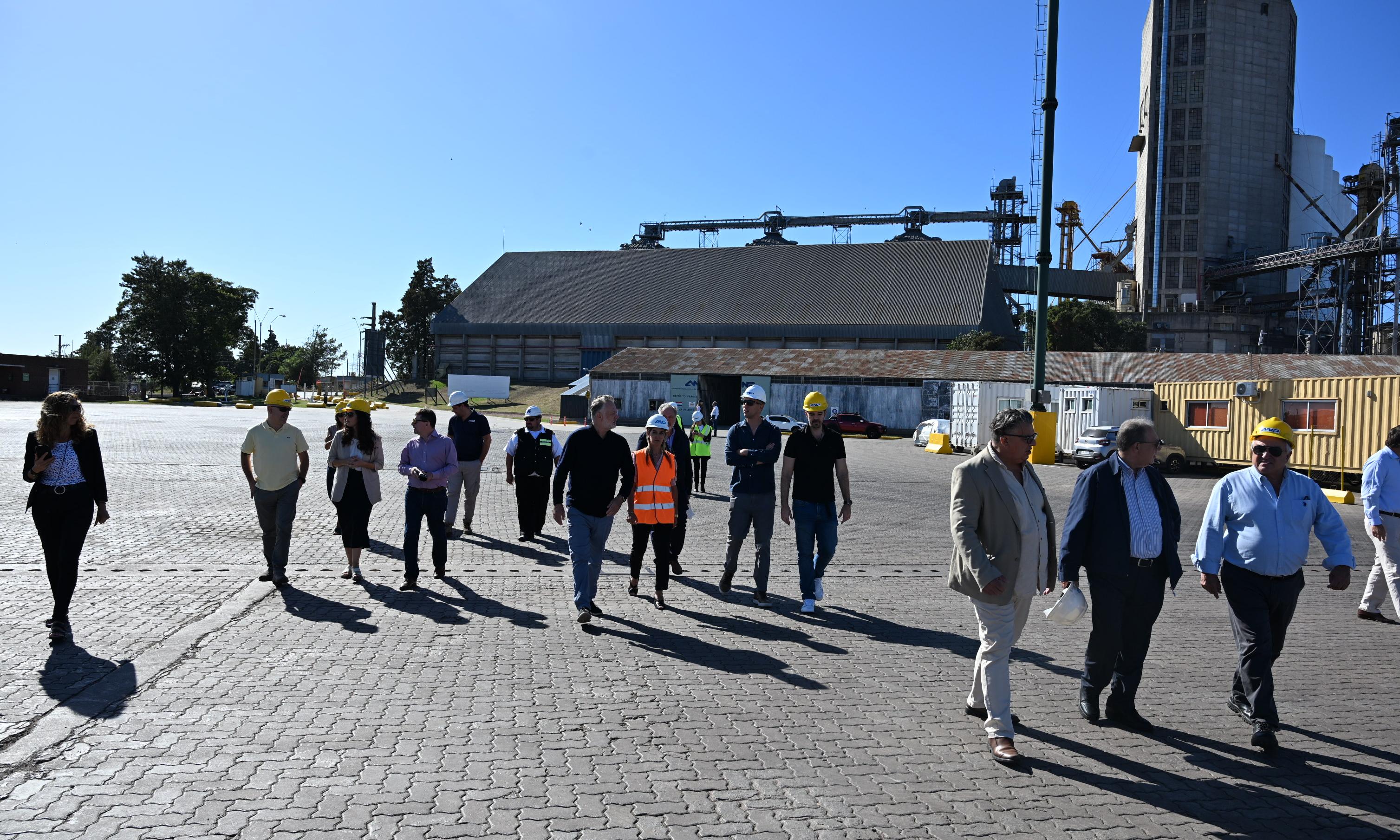 personas caminando en puerto de Palmira