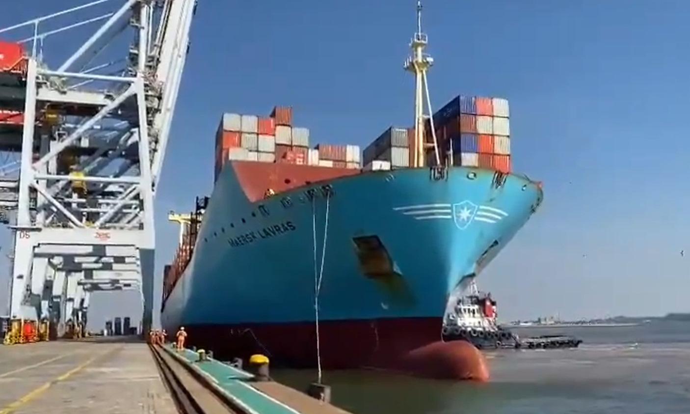 Buque MAERSK Lavras cargado de contenedores, foto desde popa