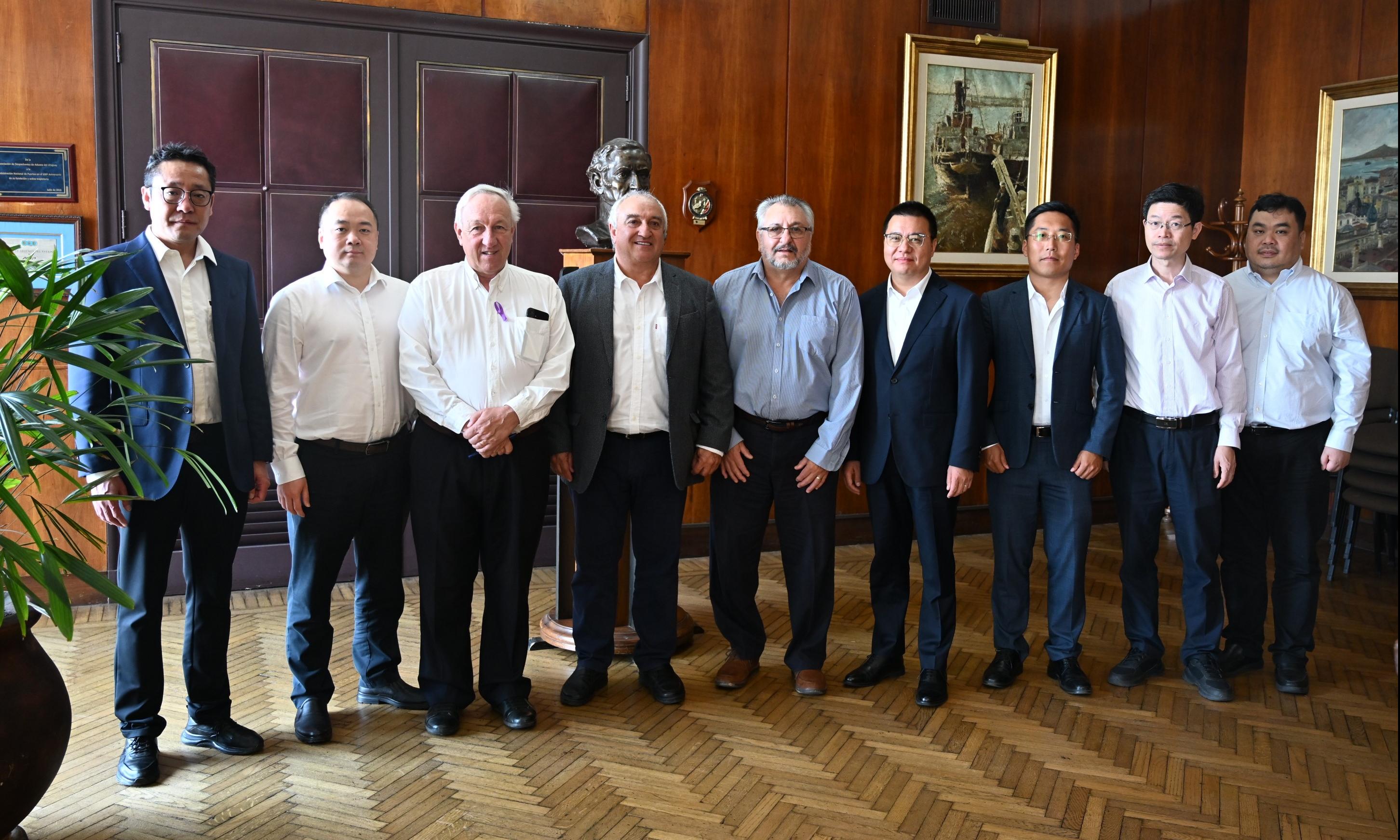 nueve personas de sexo masculino de pie en foto grupal