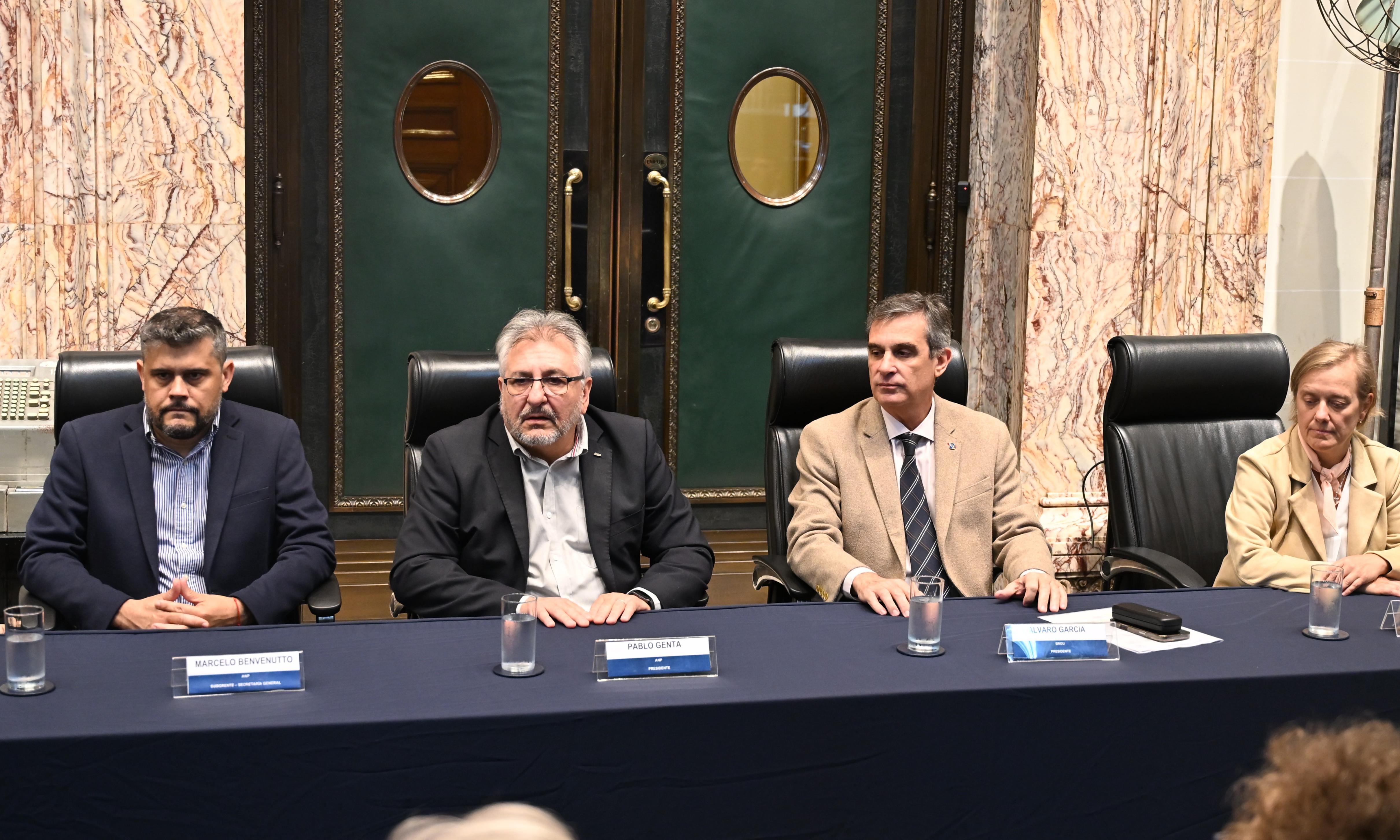 personas sentadas alrededor de una mesa