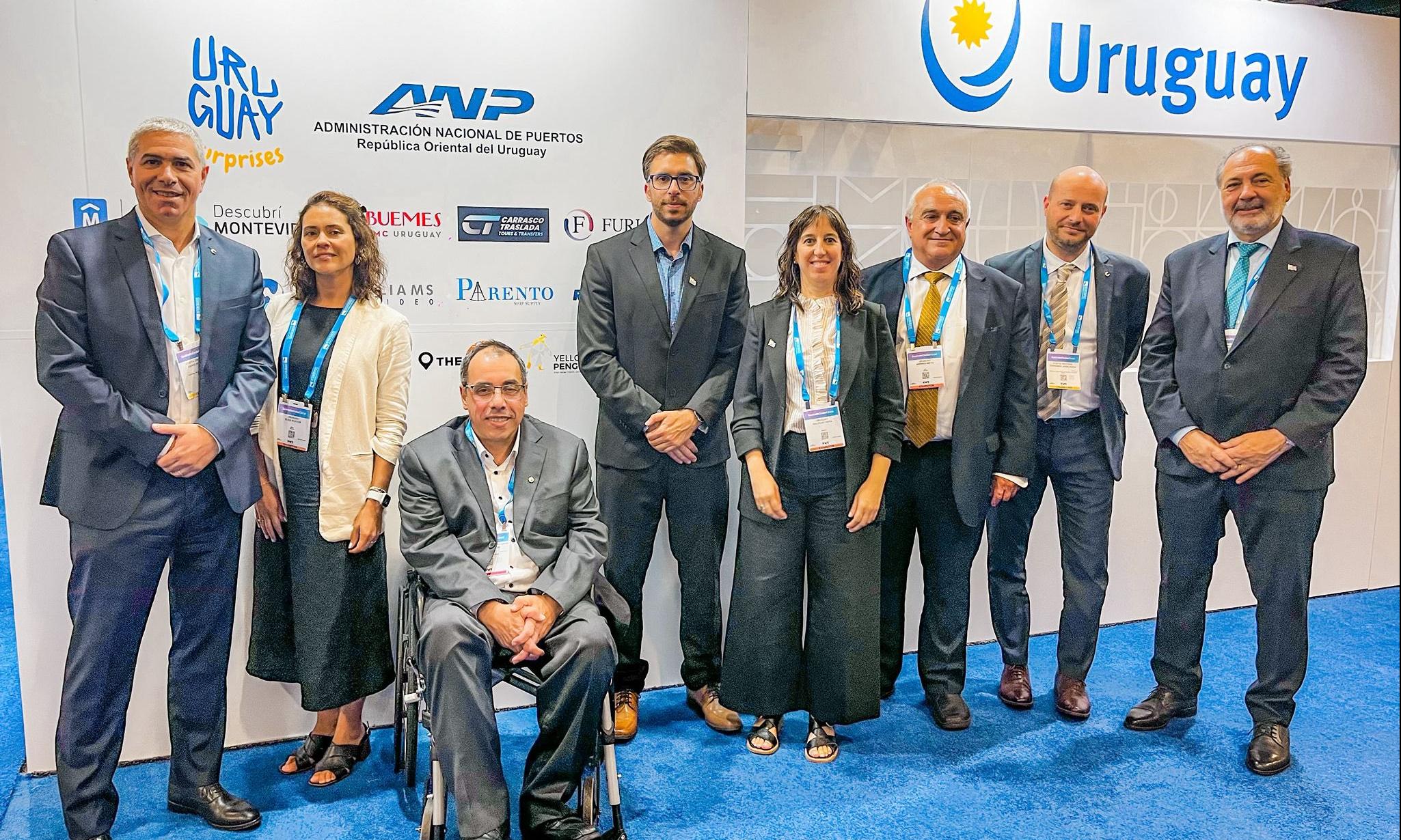 personas sentadas  y paradas en foto grupal