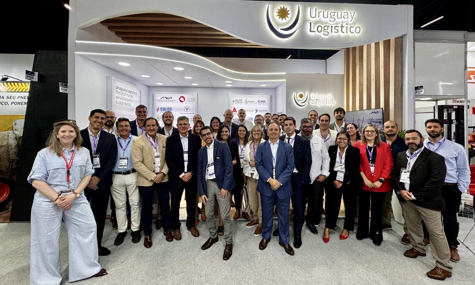 foto grupal de la delegación frente al stand