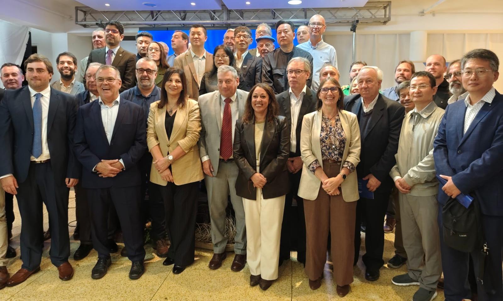 personas de ambos sexos de pie para la fotografía