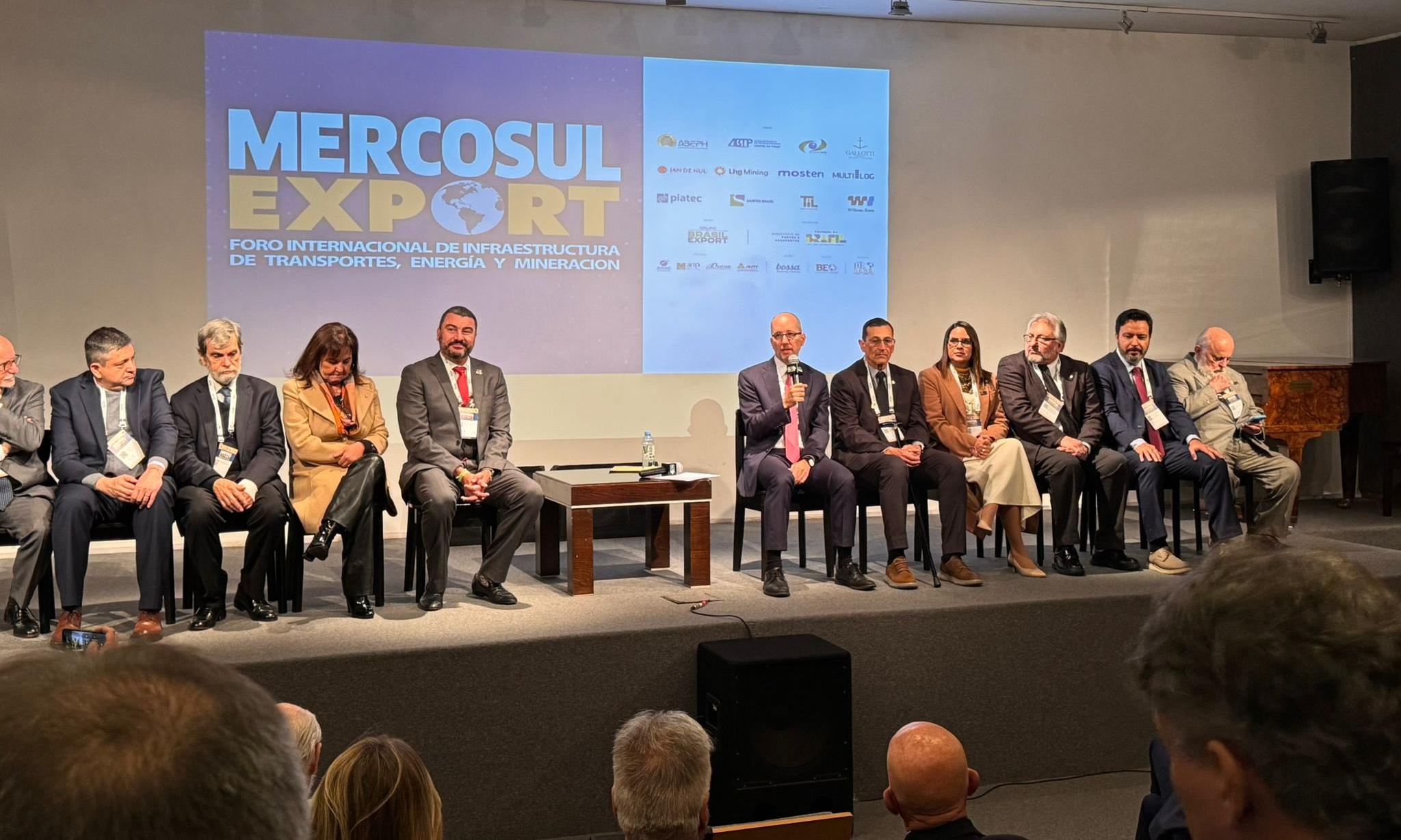 personas sentadas alrededor de una mesa en escenario