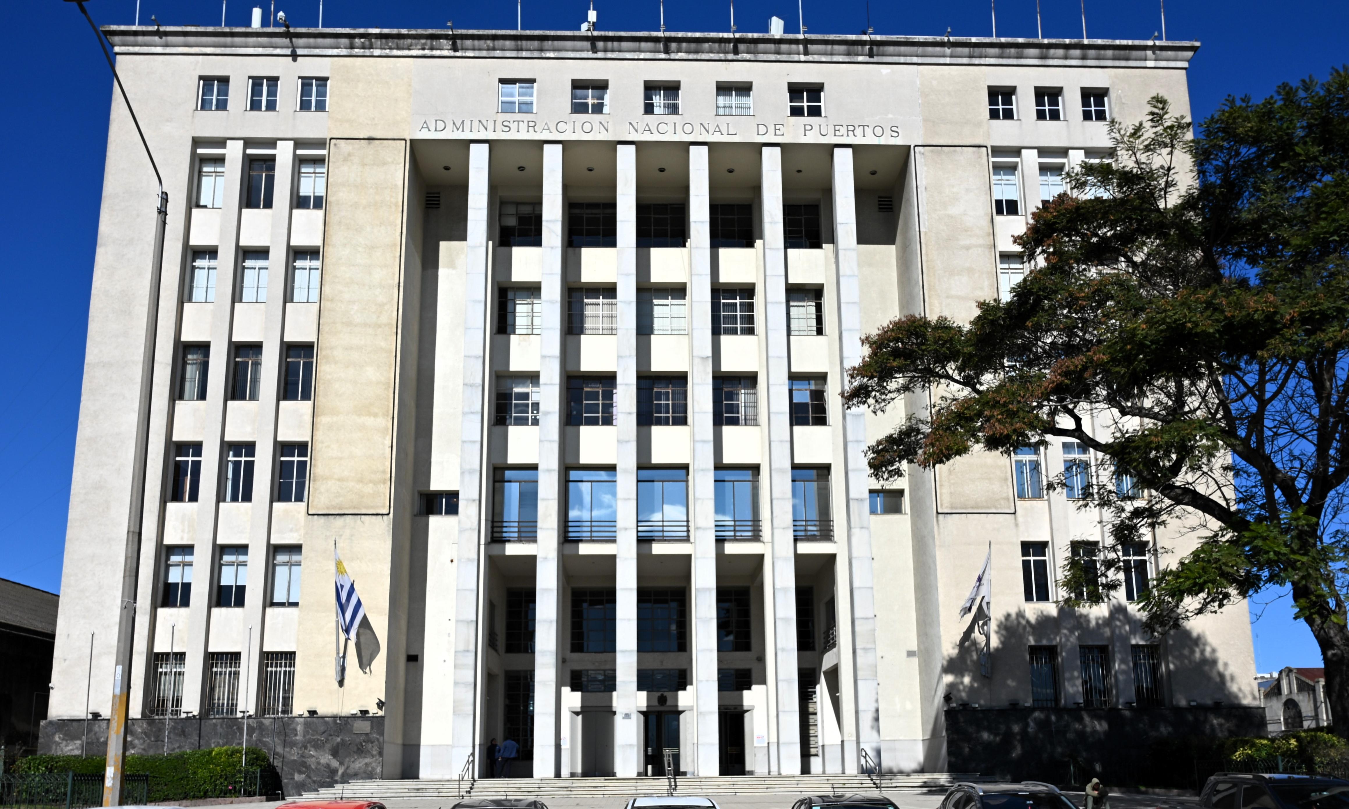 Edificio sede del puerto de Montevideo