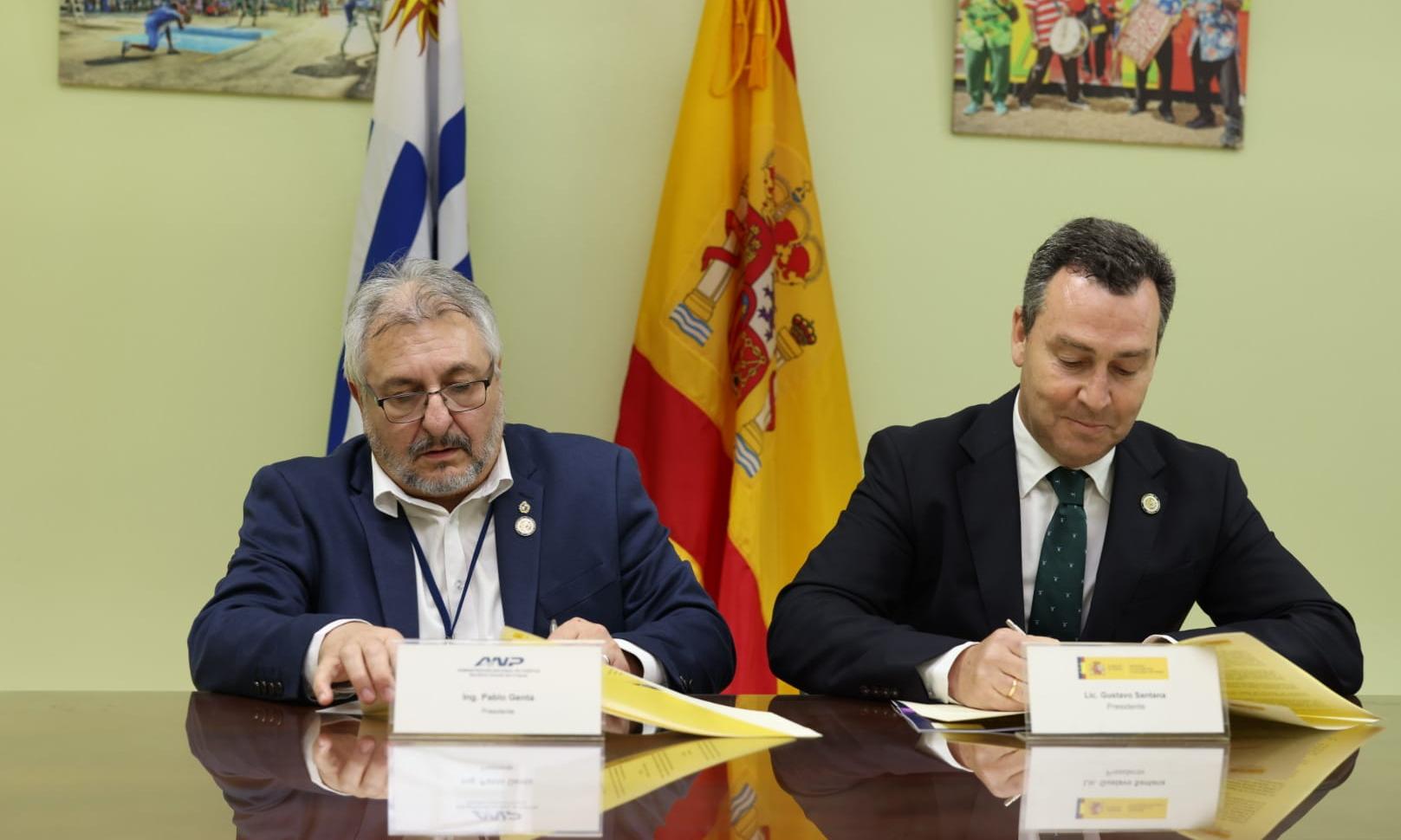 Dos personas de sexo masculino firmando el Memorando