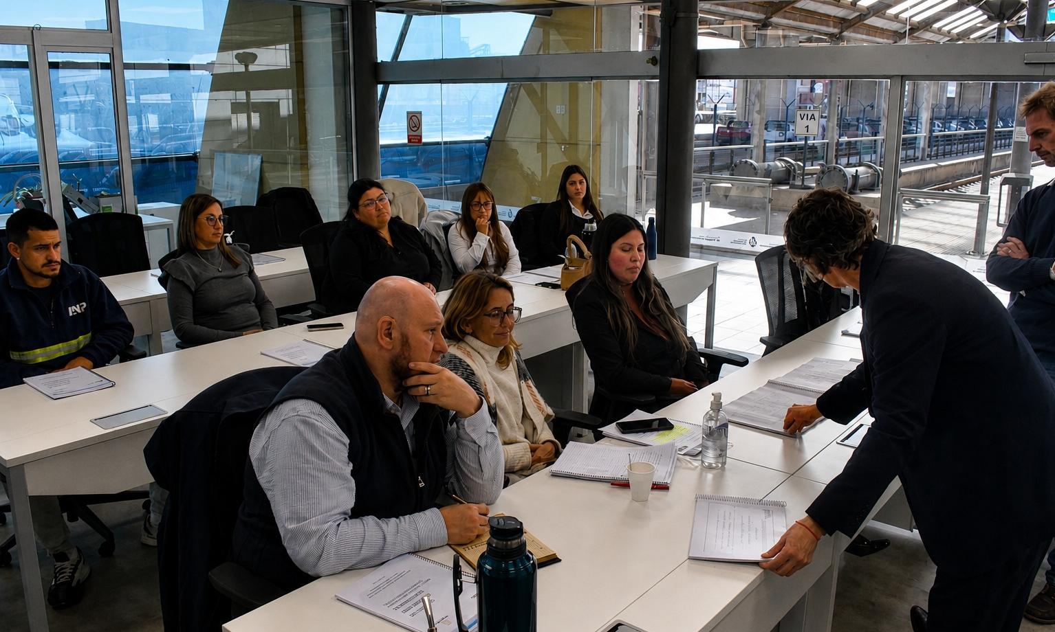 personas sentadas en reunión alrededor de una mesa