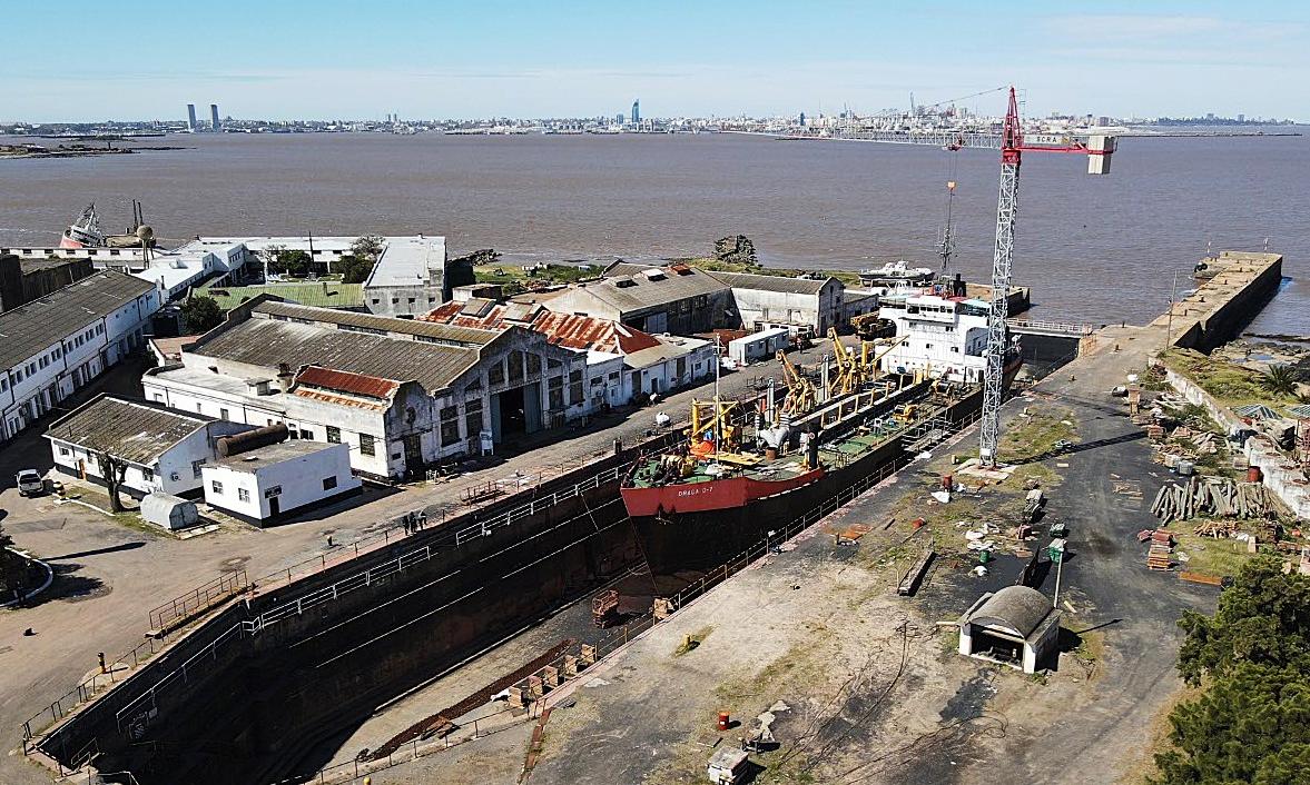 Vista panorámica del dique de la Armada, atrás la bhaía de Montevideo