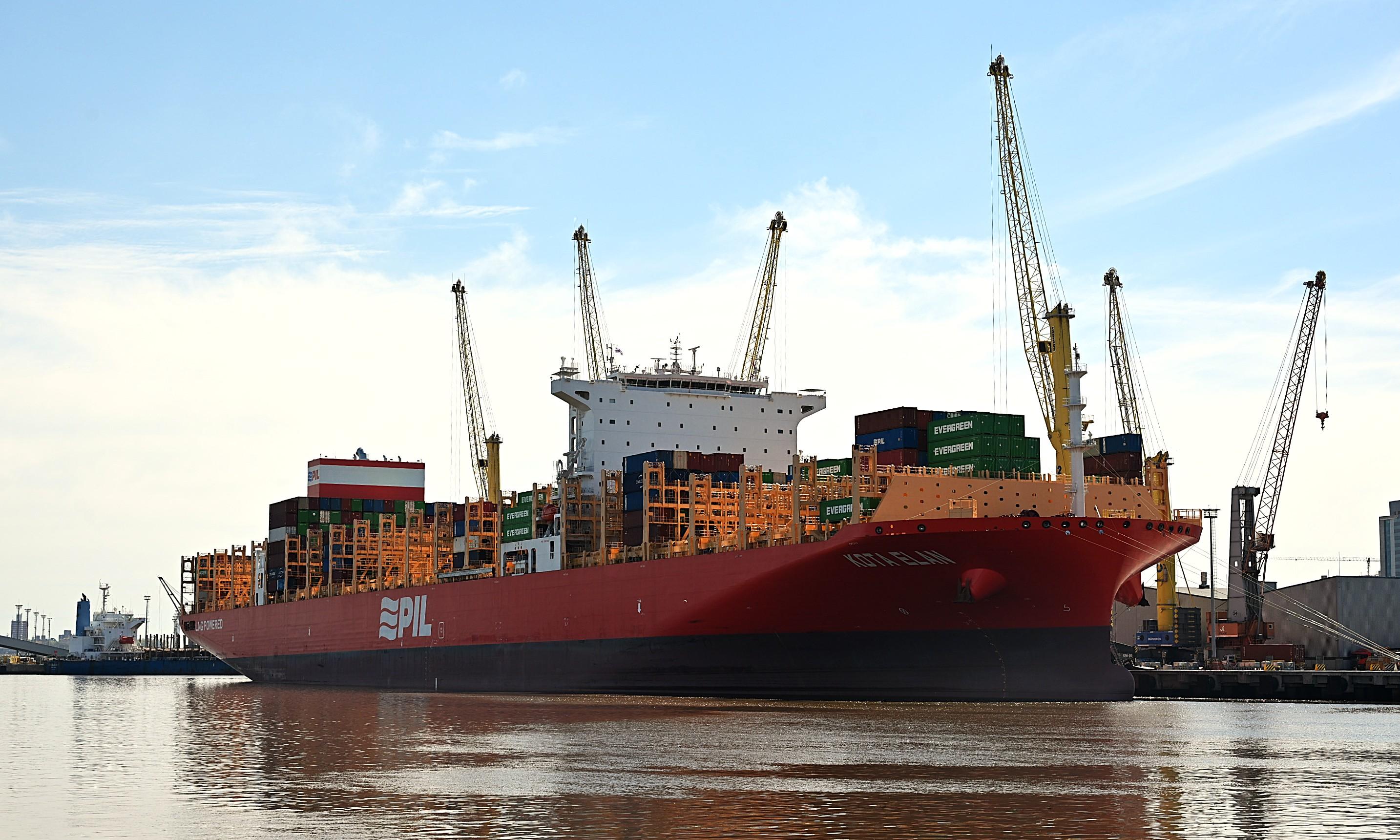 El puerto de Montevideo recibió hoy al KOTA ELAN en su viaje inaugural