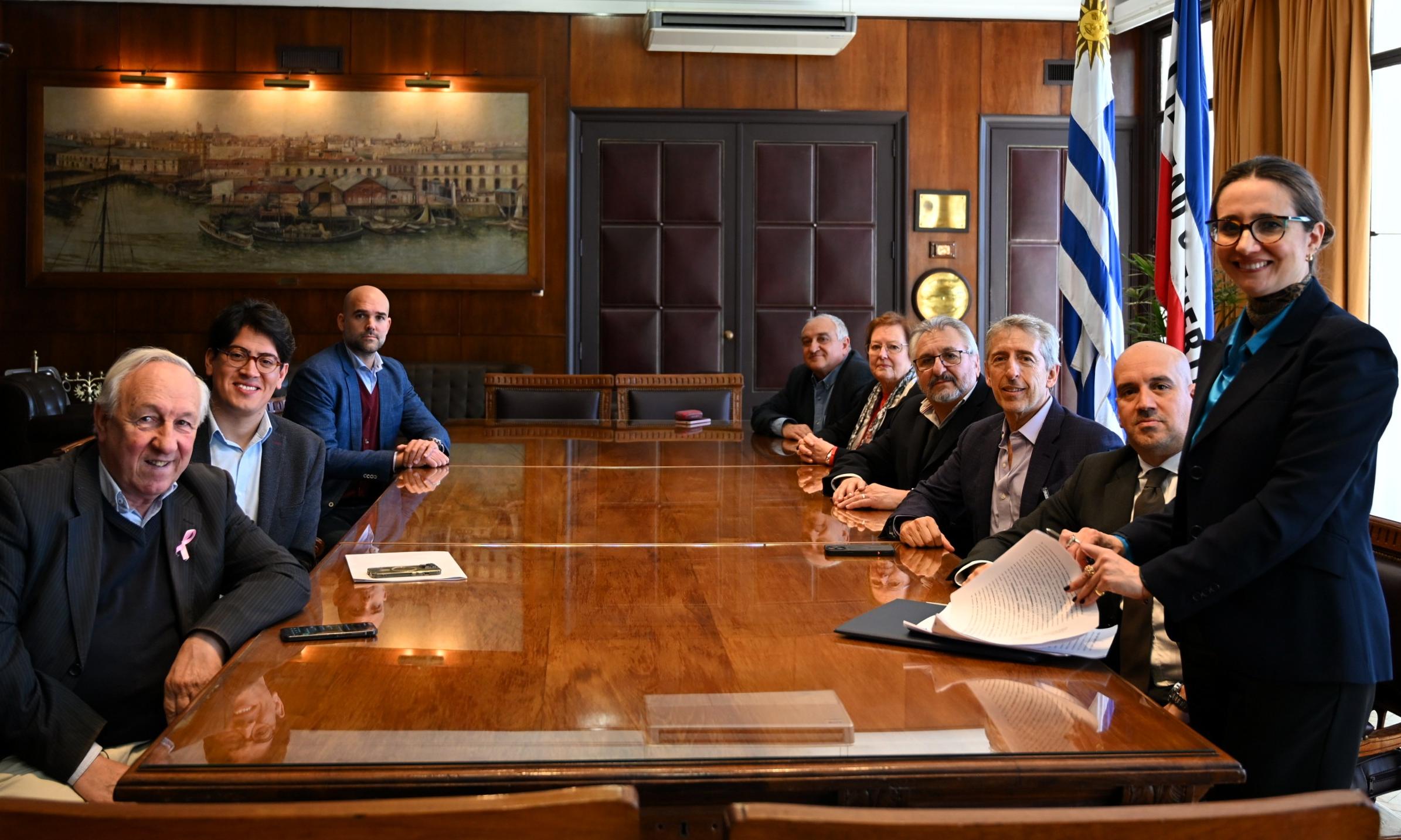 autoridades en la mesa